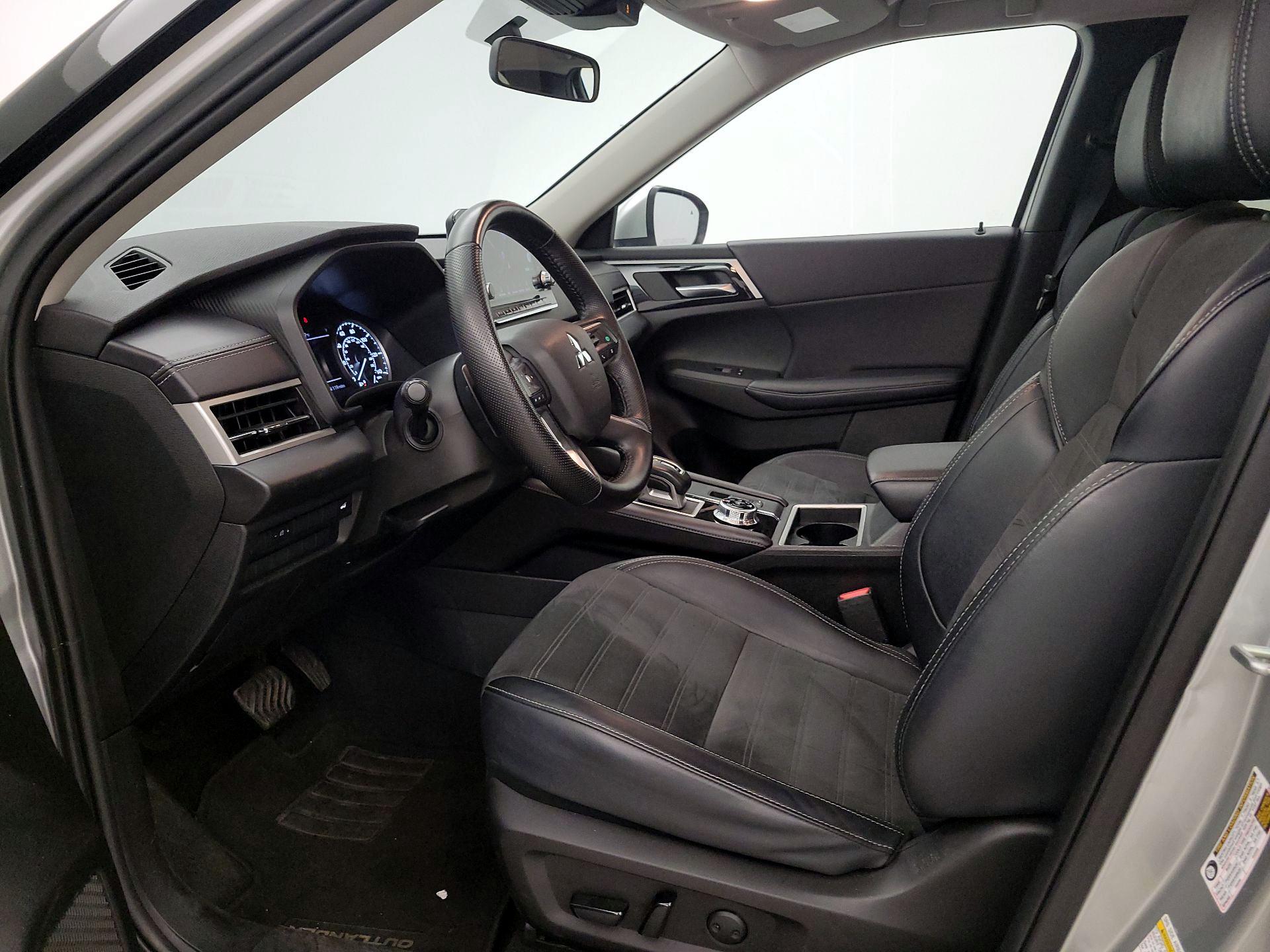 Thumbnail: 2024 Mitsubishi Outlander - 11