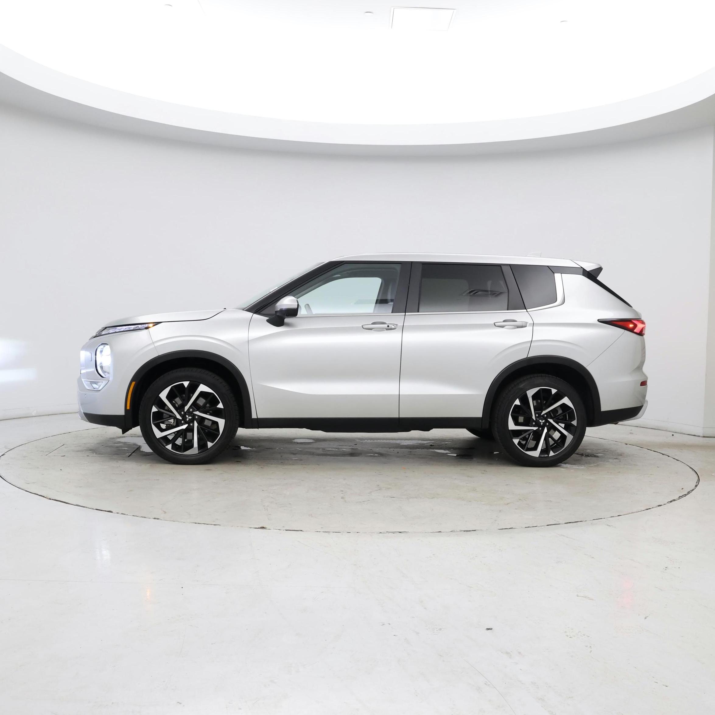 Thumbnail: 2024 Mitsubishi Outlander - 3