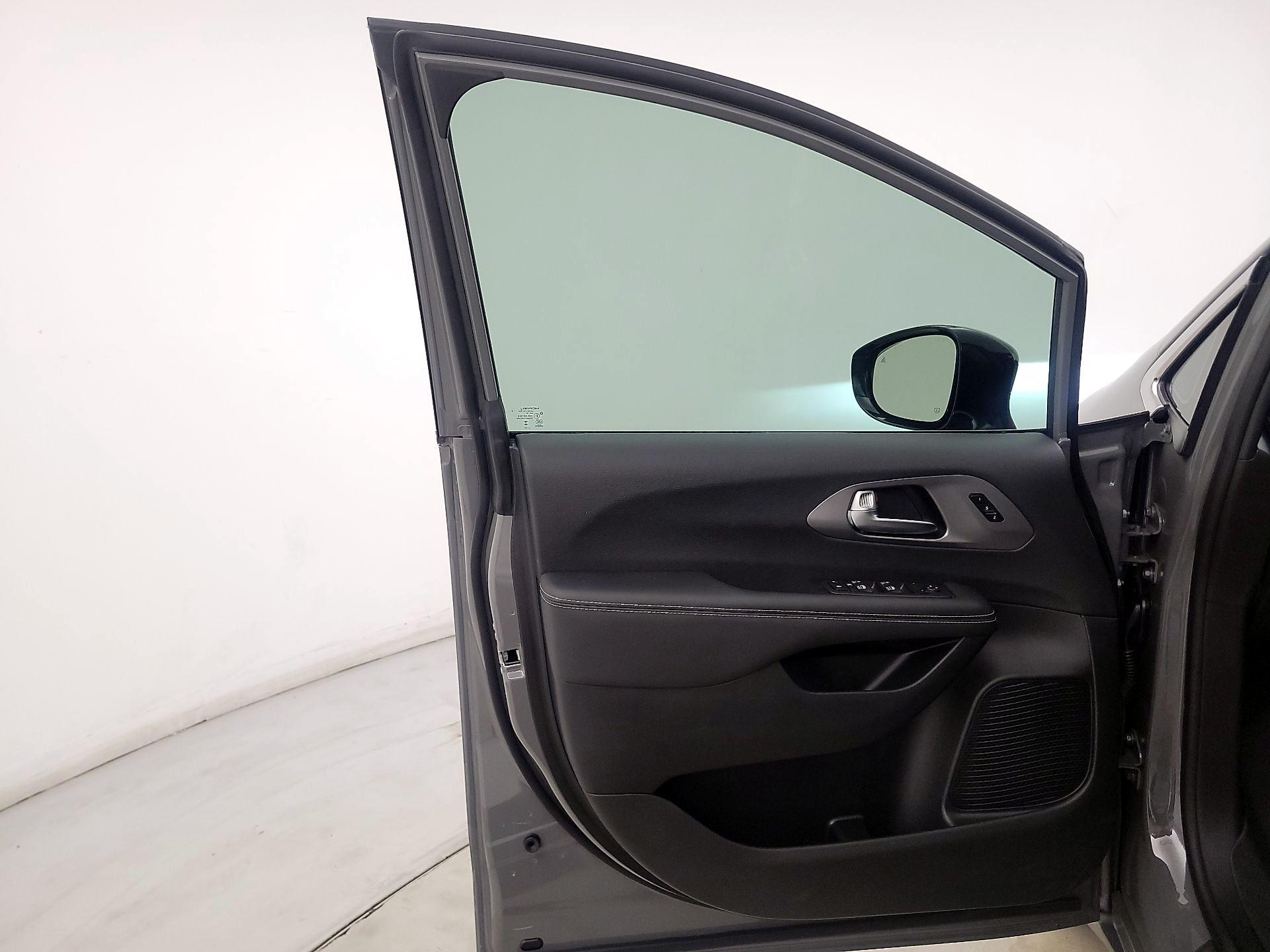 Thumbnail: 2025 Chrysler Pacifica - 12