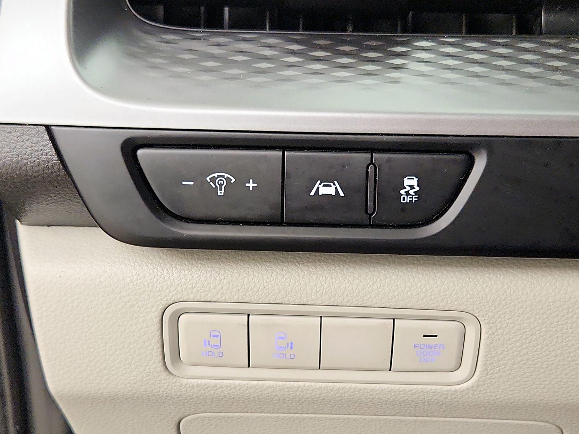 Thumbnail: 2023 Kia Carnival - 11