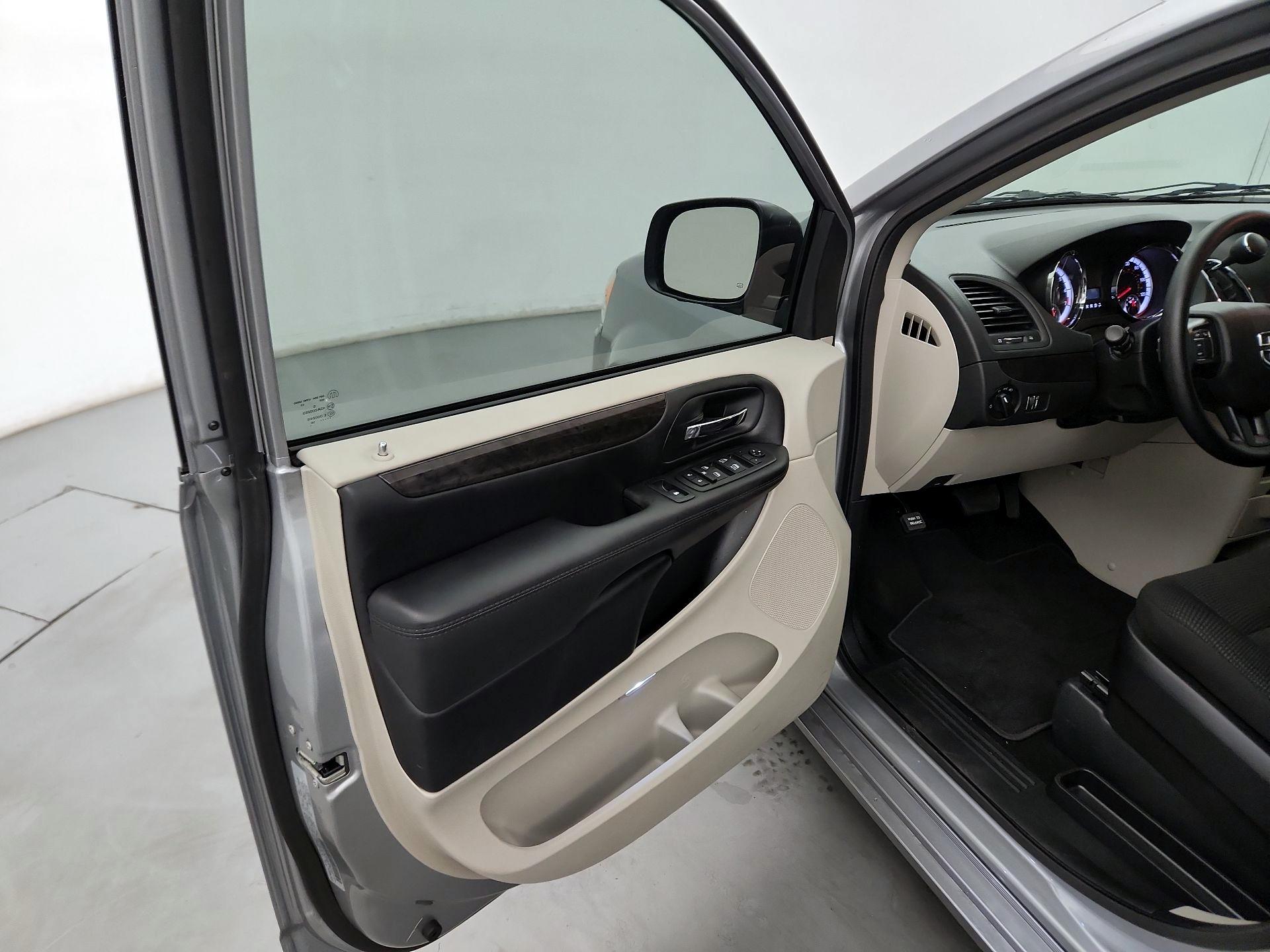 Thumbnail: 2020 Dodge Grand Caravan - 12