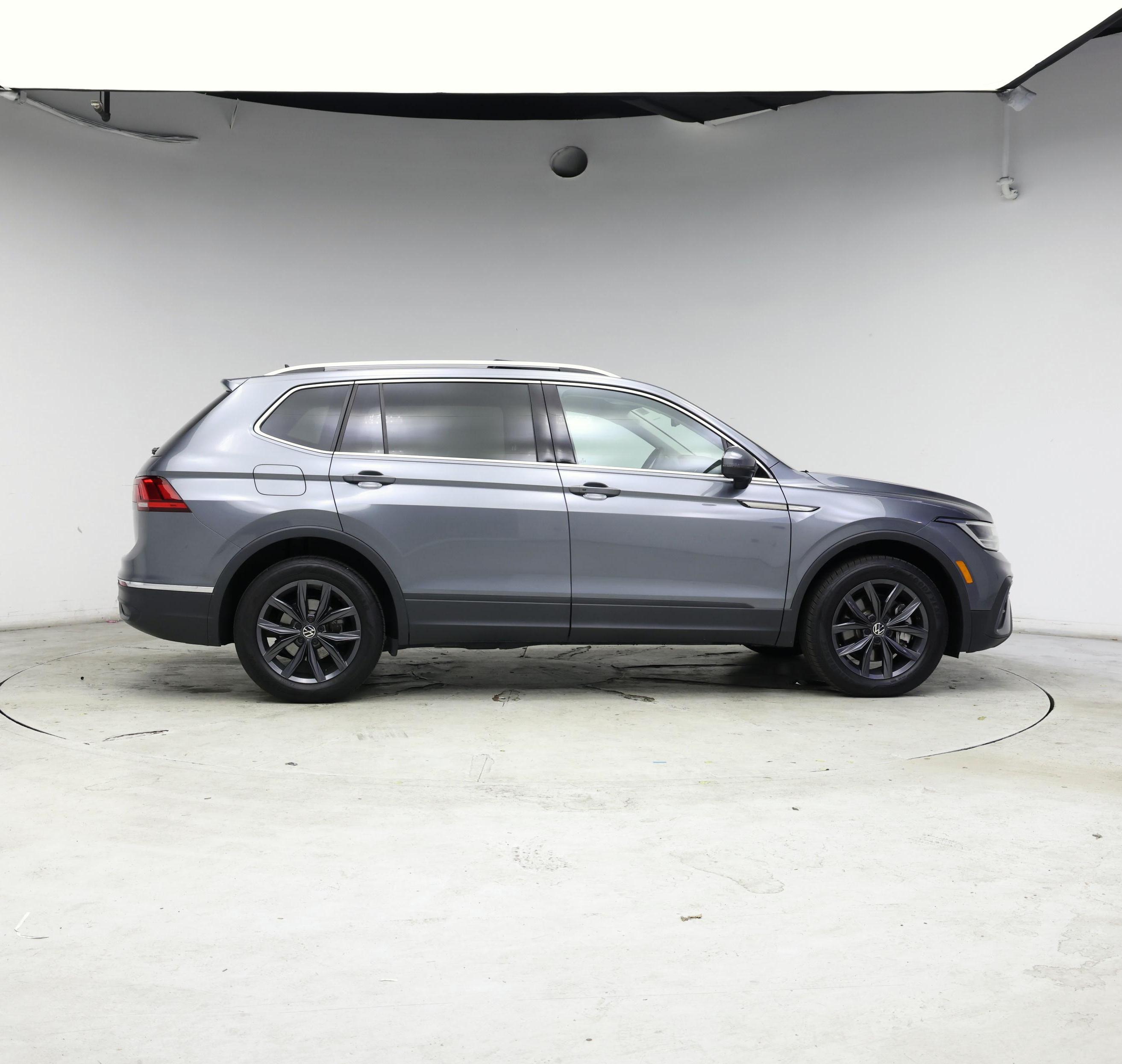 Thumbnail: 2023 Volkswagen Tiguan - 7