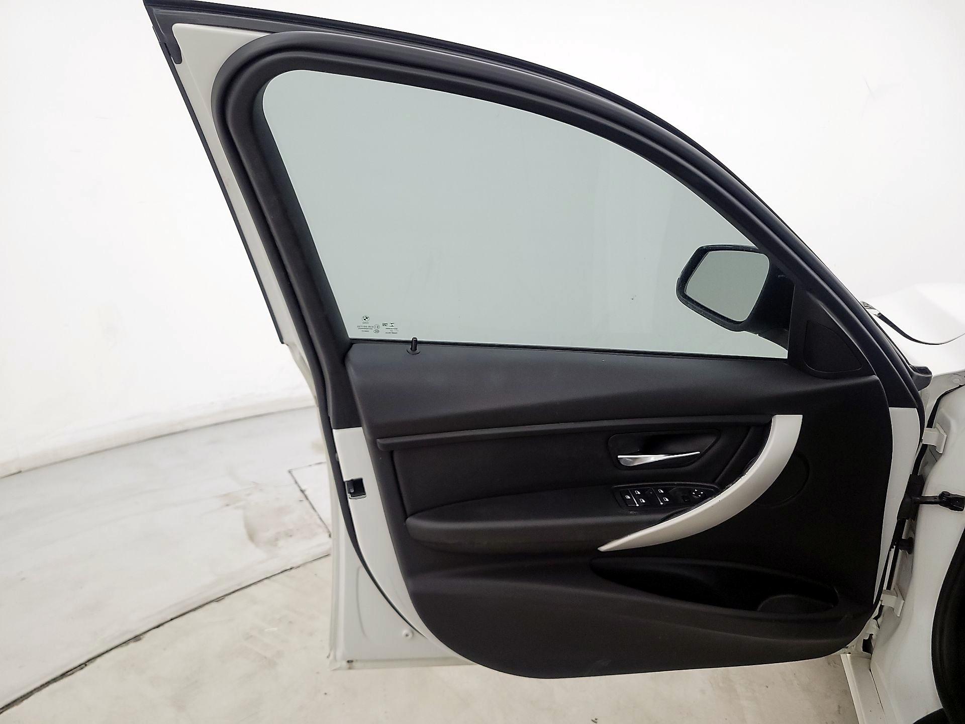 Thumbnail: 2017 BMW 3 Series - 12