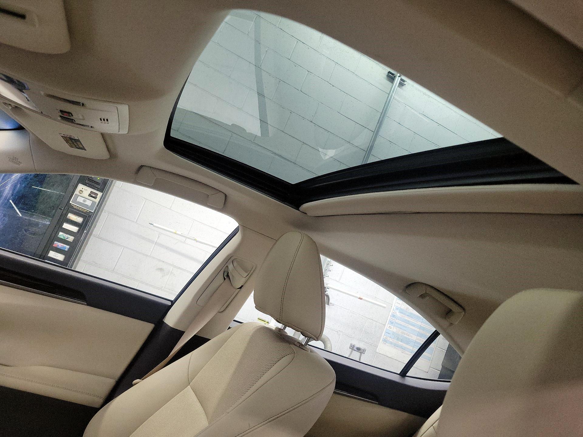 Thumbnail: 2016 Lexus ES - 18