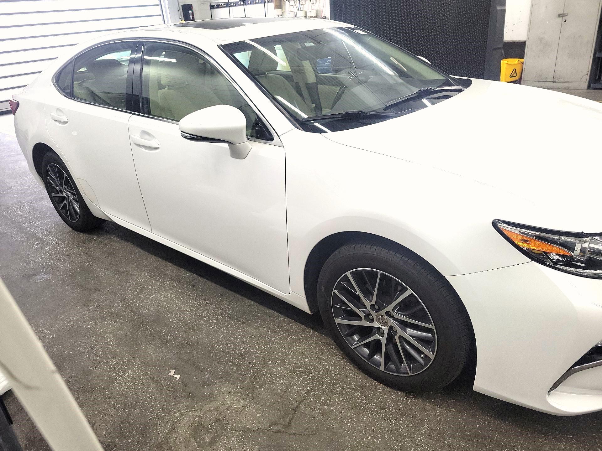 Thumbnail: 2016 Lexus ES - 4