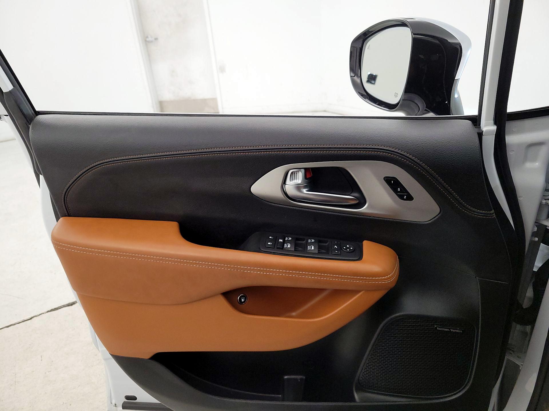 Thumbnail: 2025 Chrysler Pacifica - 12