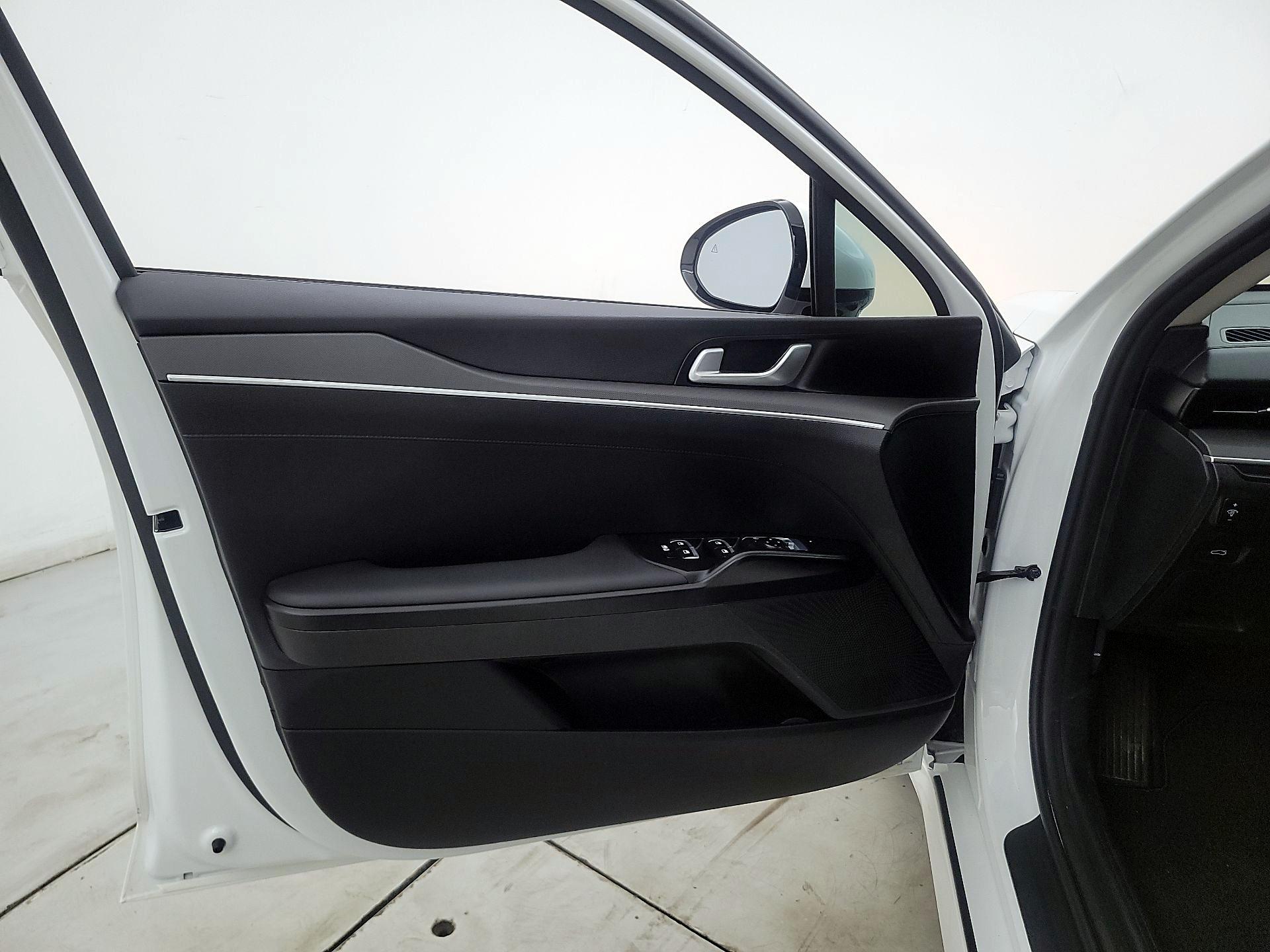 Thumbnail: 2025 Kia K5 - 12