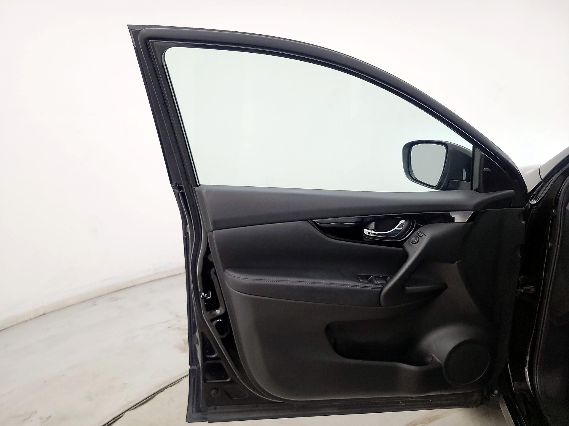 Thumbnail: 2019 Nissan Rogue Sport - 12