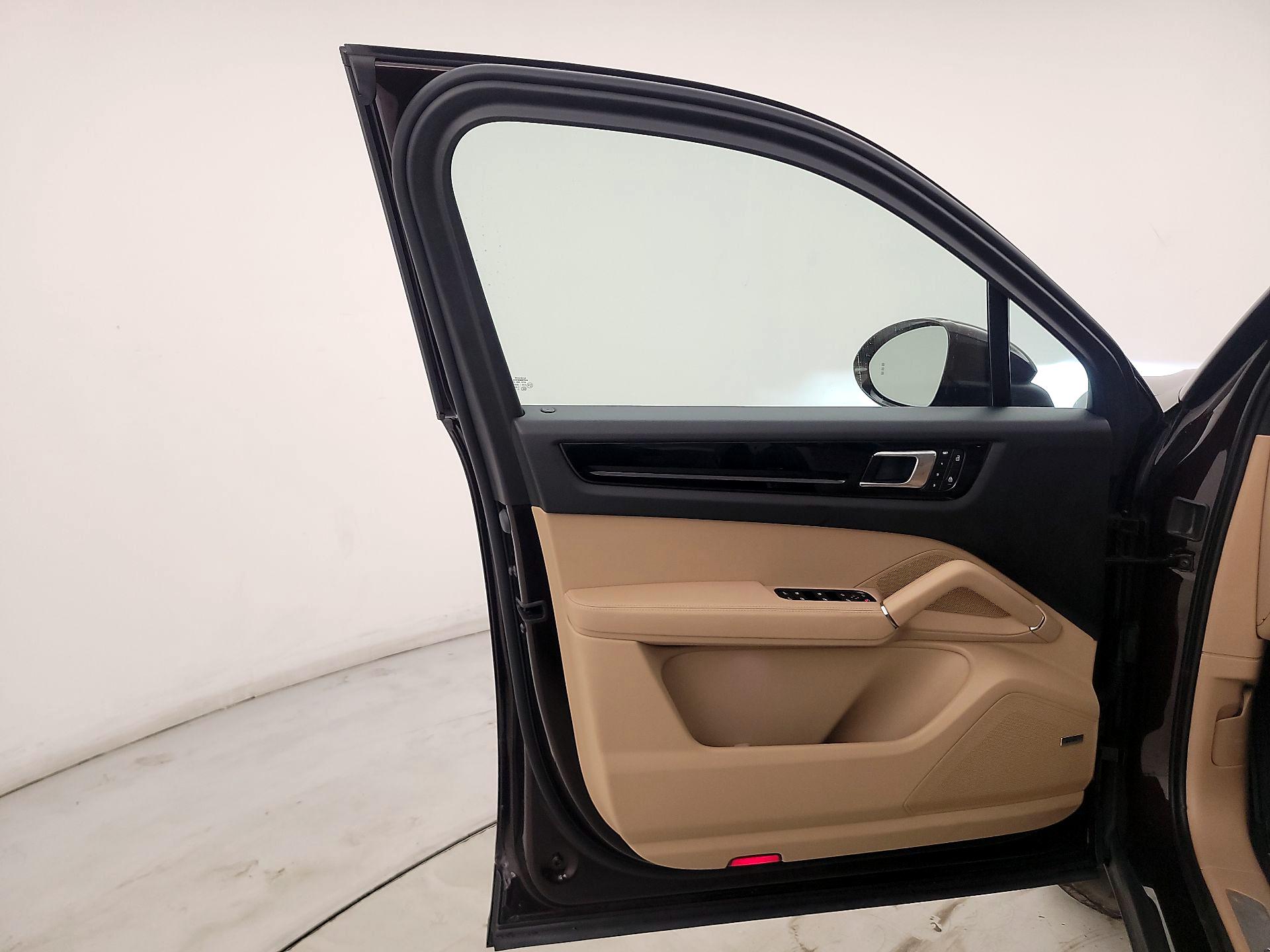 Thumbnail: 2023 Porsche Cayenne - 12