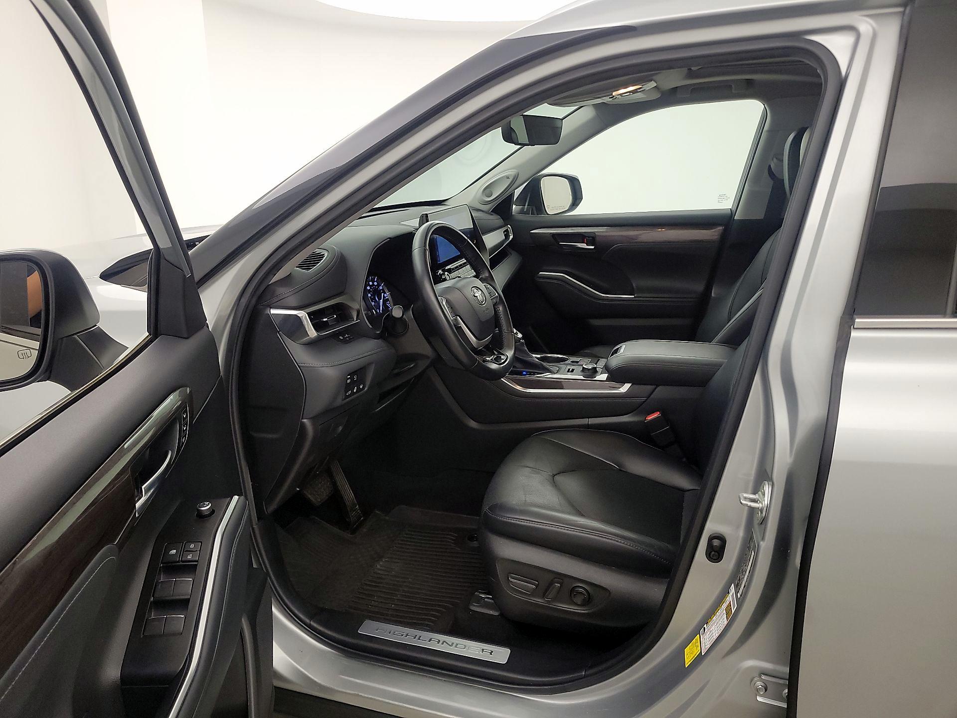 Thumbnail: 2022 Toyota Highlander - 11