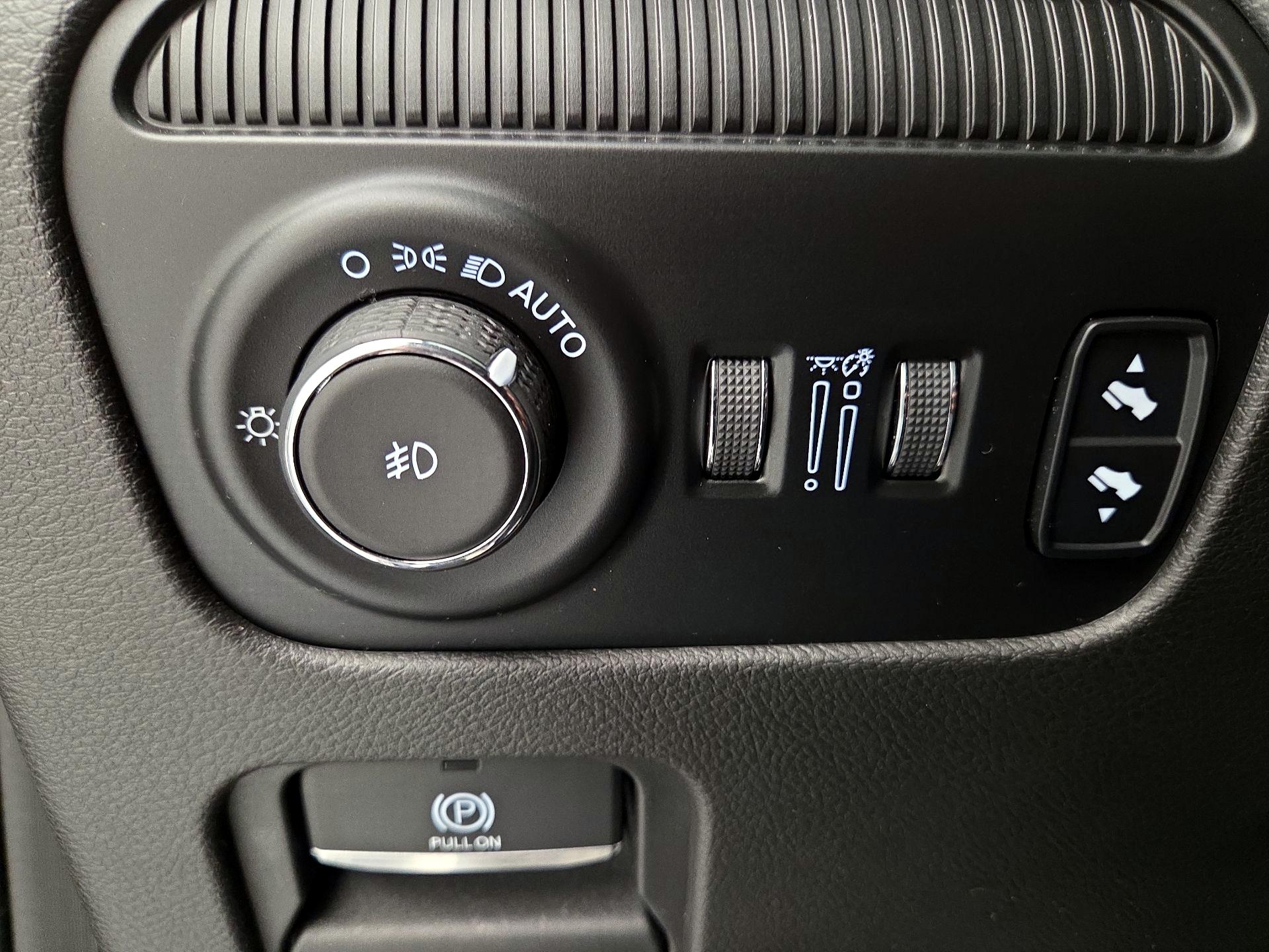 Thumbnail: 2022 Jeep Grand Wagoneer - 13