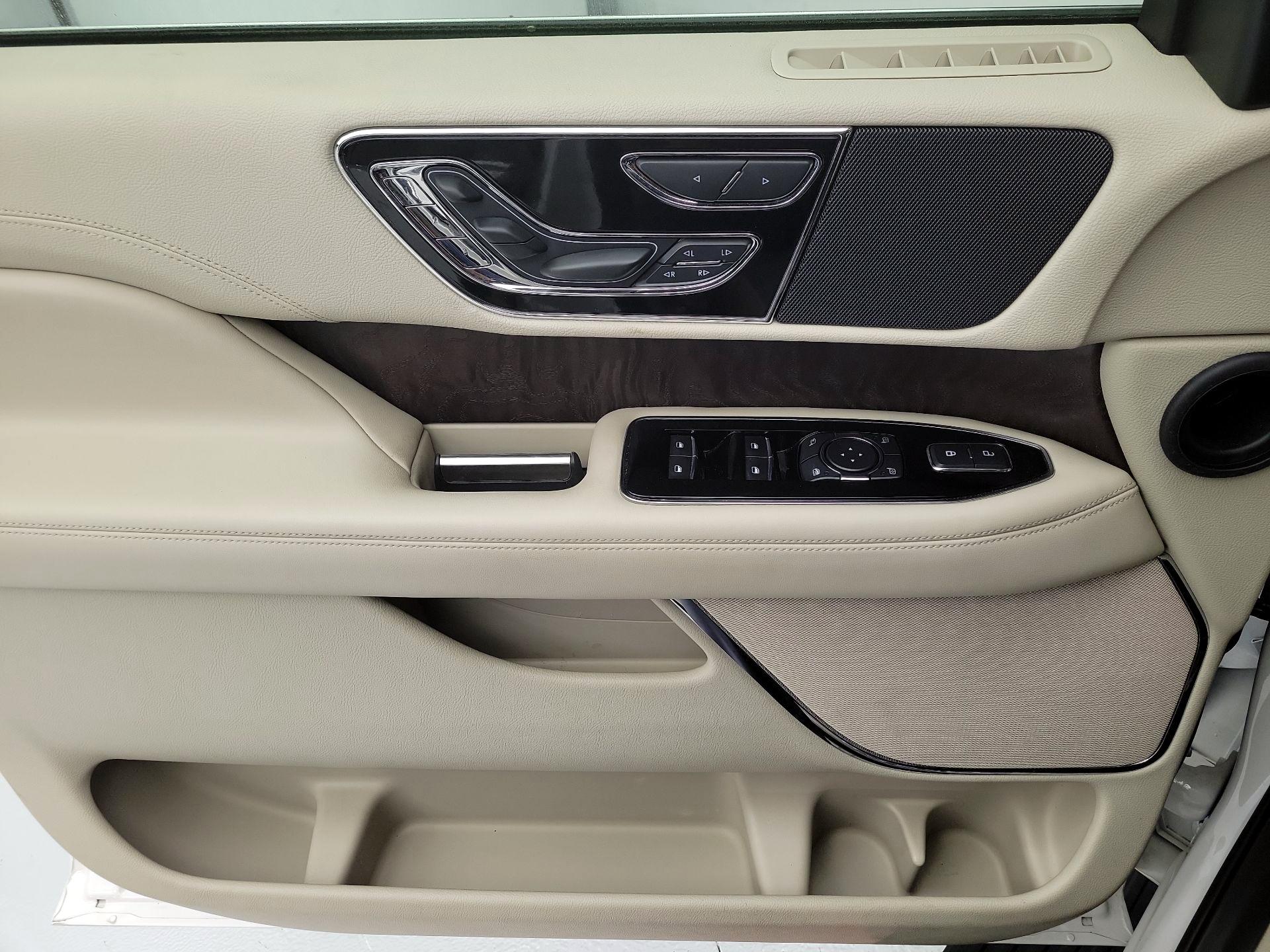 Thumbnail: 2019 Lincoln Navigator - 12