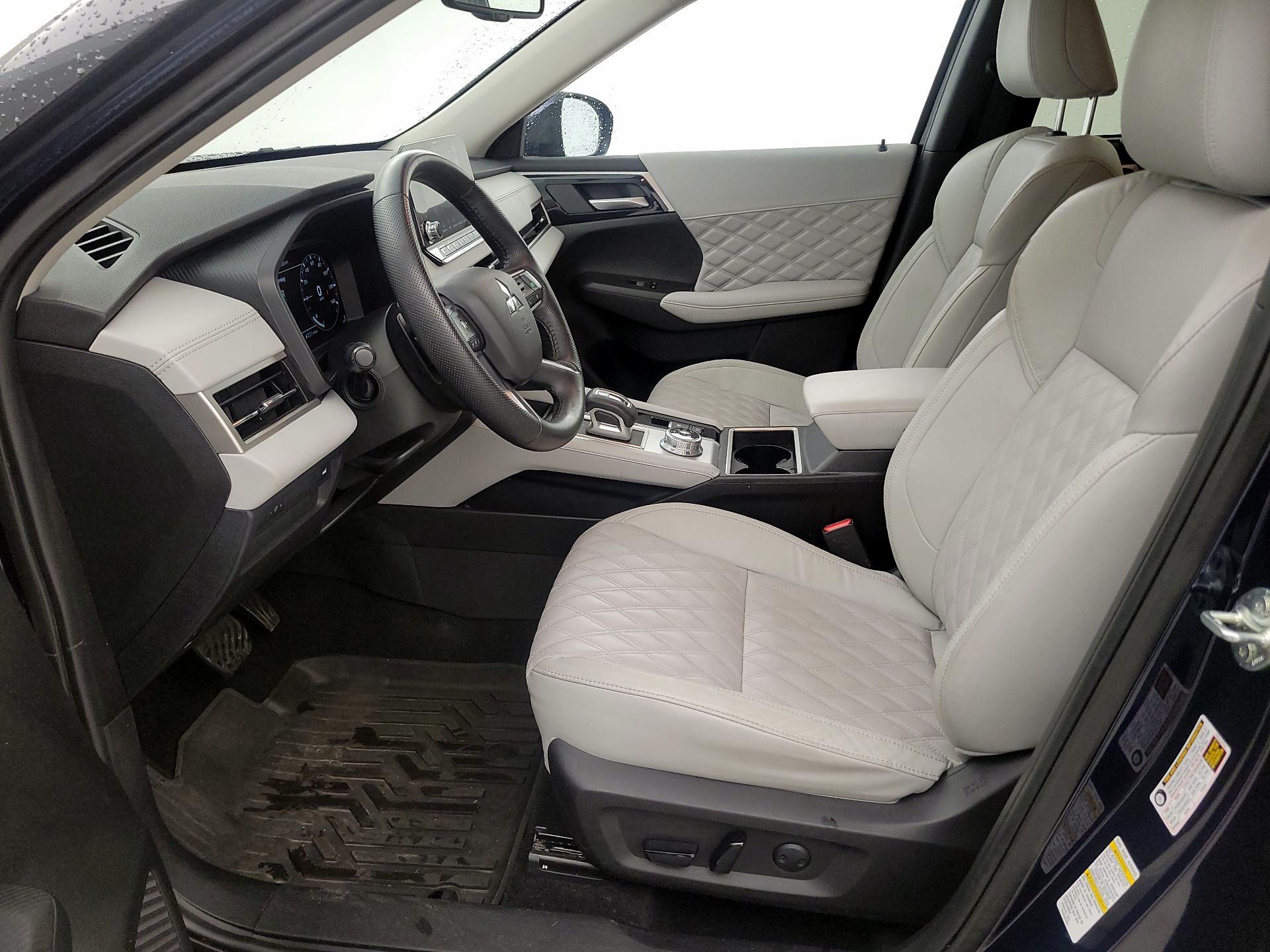 Thumbnail: 2024 Mitsubishi Outlander - 11