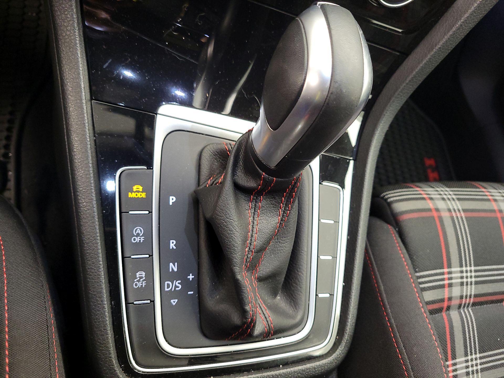 Thumbnail: 2020 Volkswagen Golf - 17