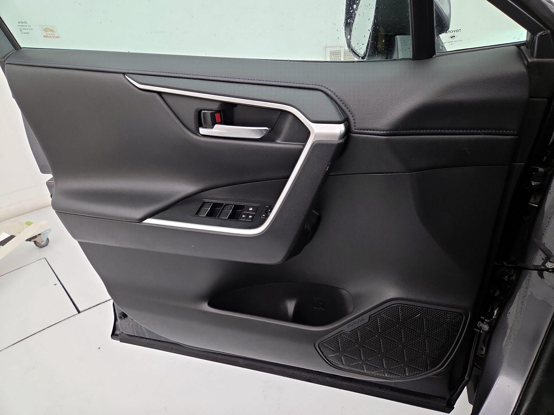 Thumbnail: 2020 Toyota RAV4 - 12