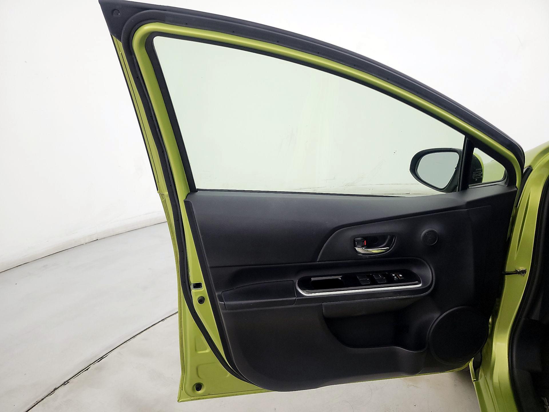 Thumbnail: 2016 Toyota Prius c - 12