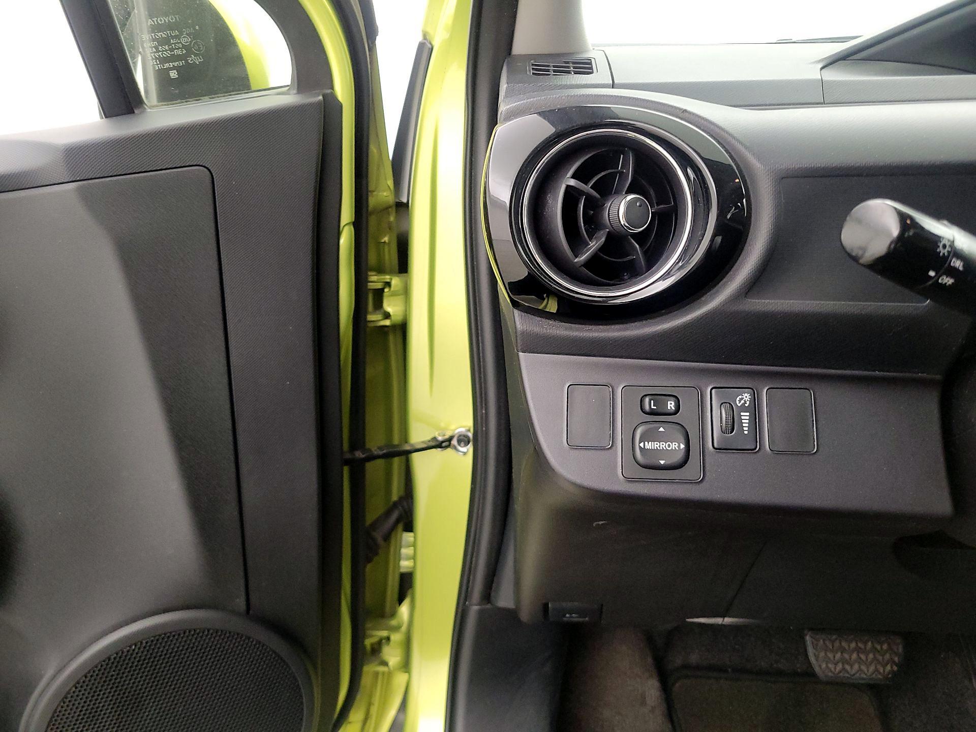 Thumbnail: 2016 Toyota Prius c - 13