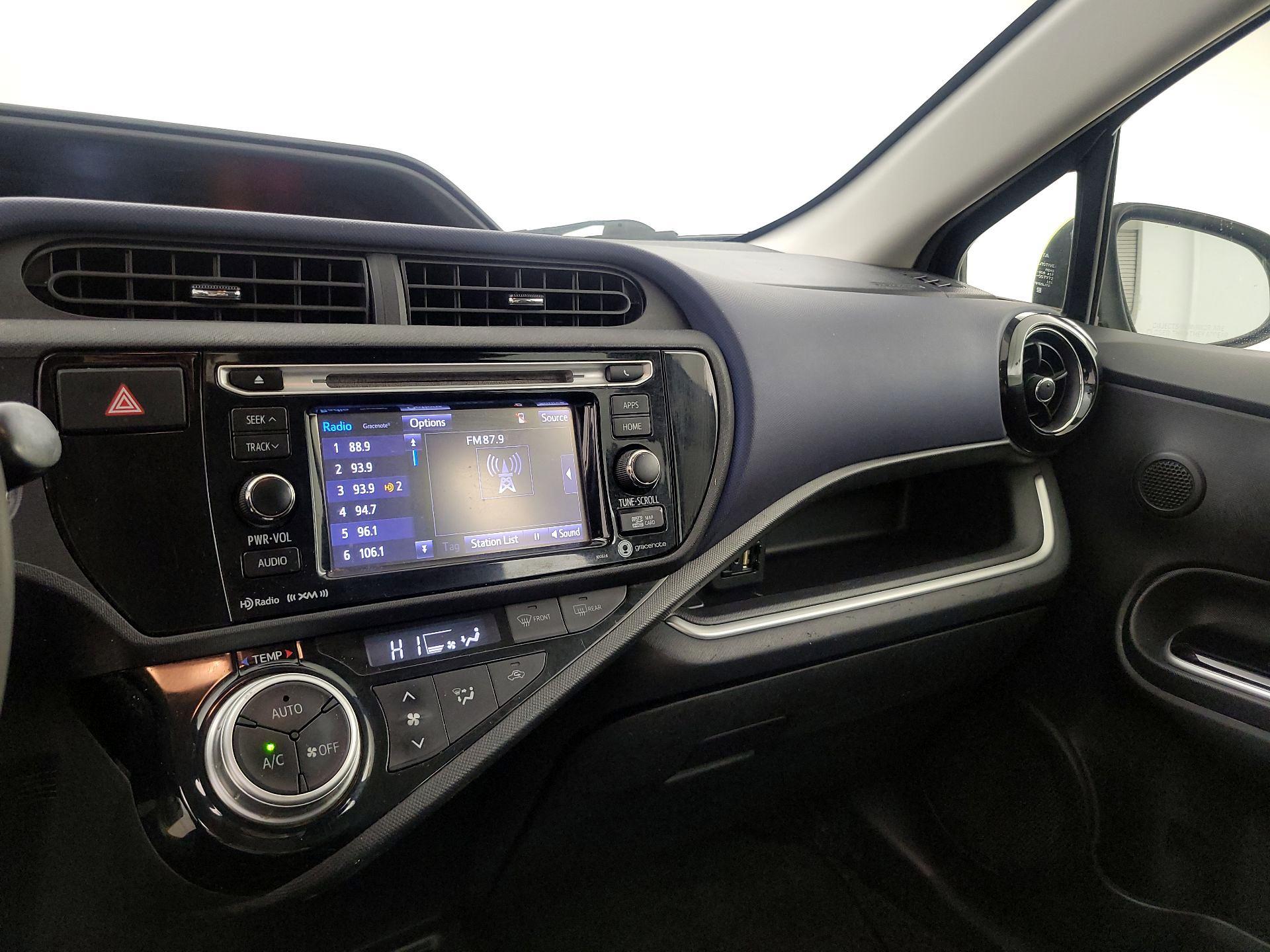 Thumbnail: 2016 Toyota Prius c - 15