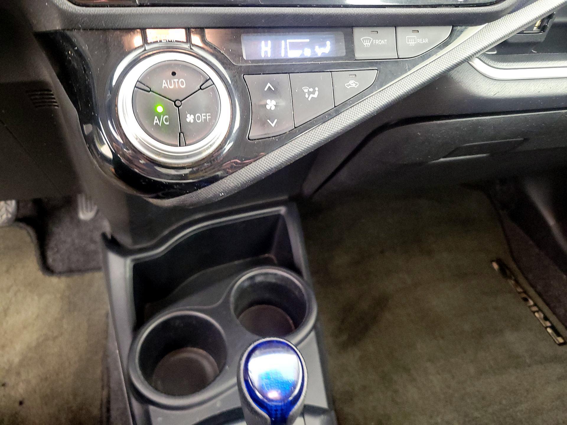 Thumbnail: 2016 Toyota Prius c - 16