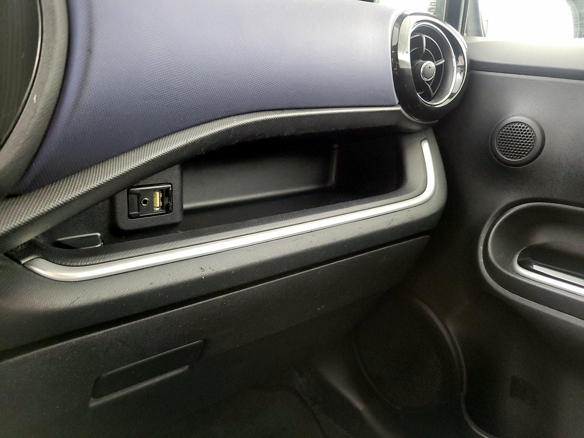 Thumbnail: 2016 Toyota Prius c - 18