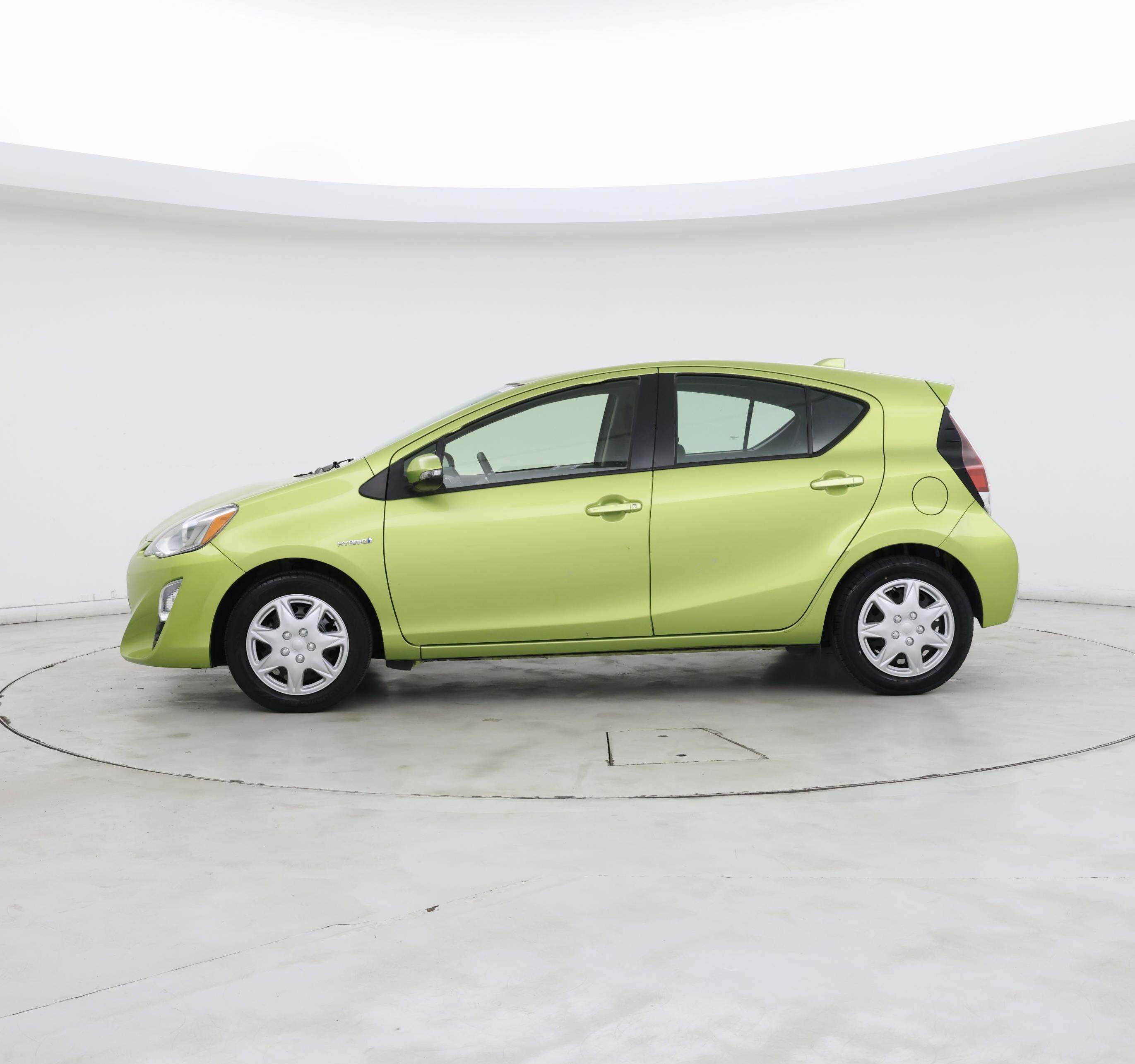 Thumbnail: 2016 Toyota Prius c - 3