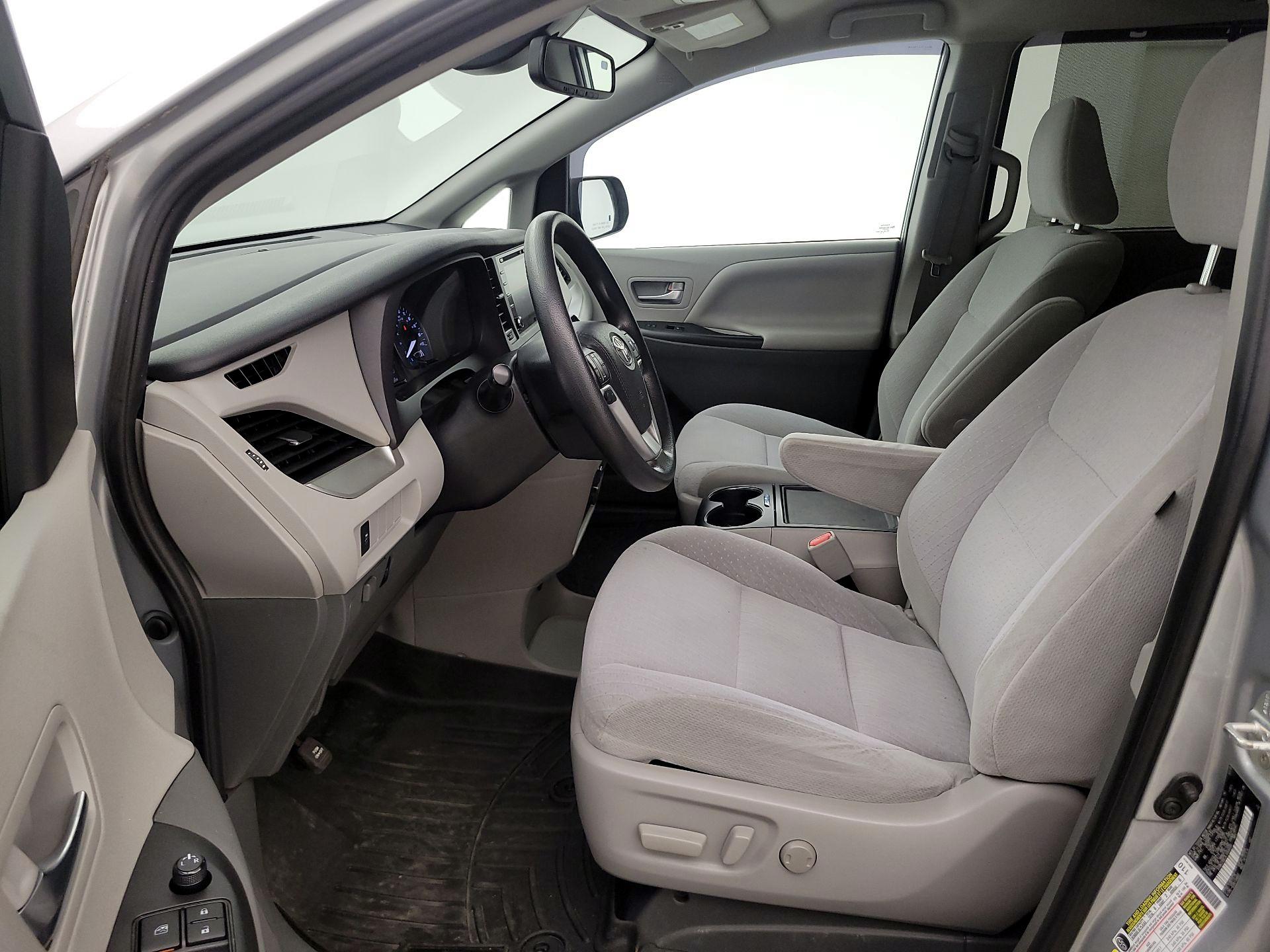 Thumbnail: 2020 Toyota Sienna - 11