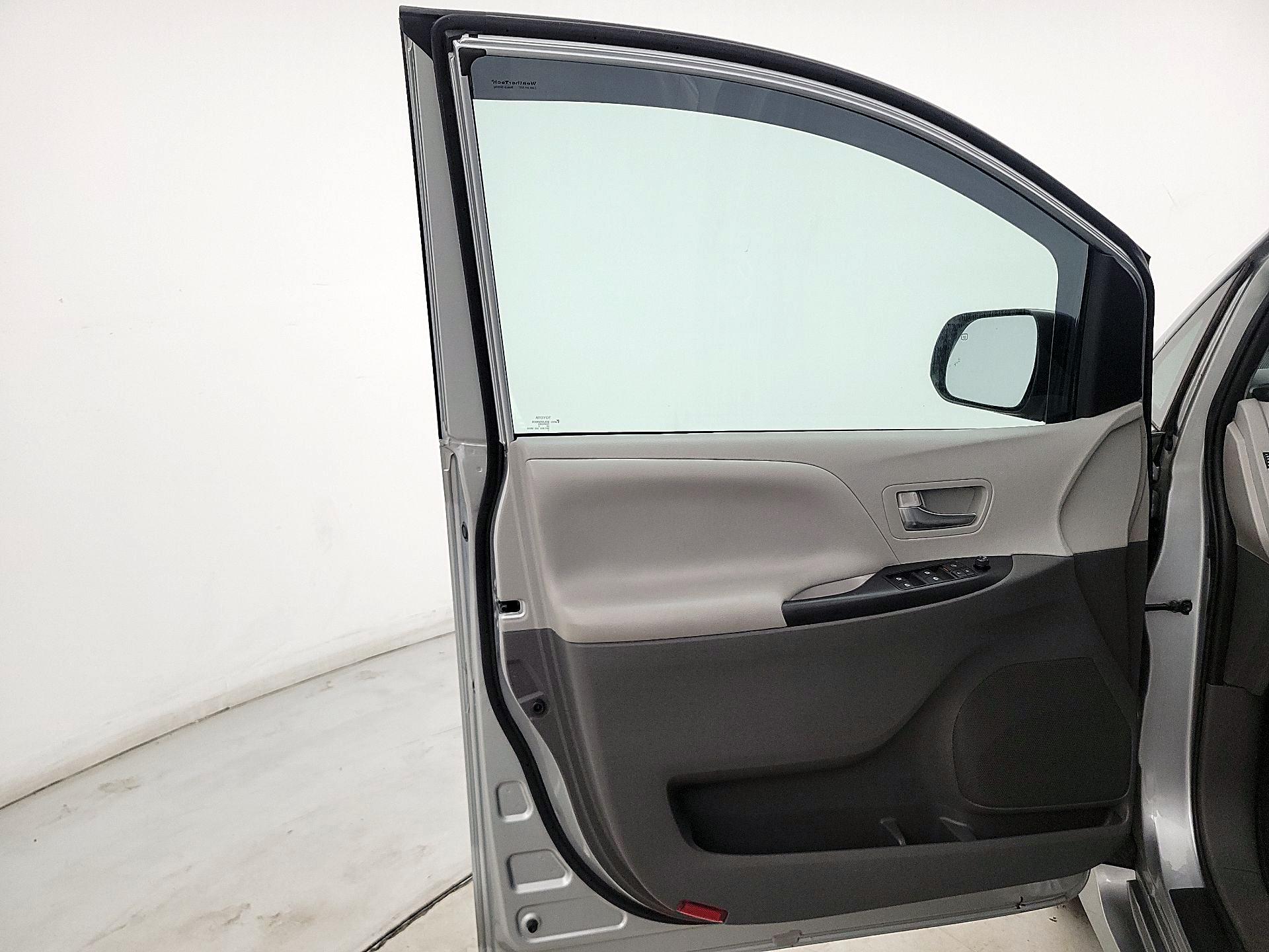 Thumbnail: 2020 Toyota Sienna - 12