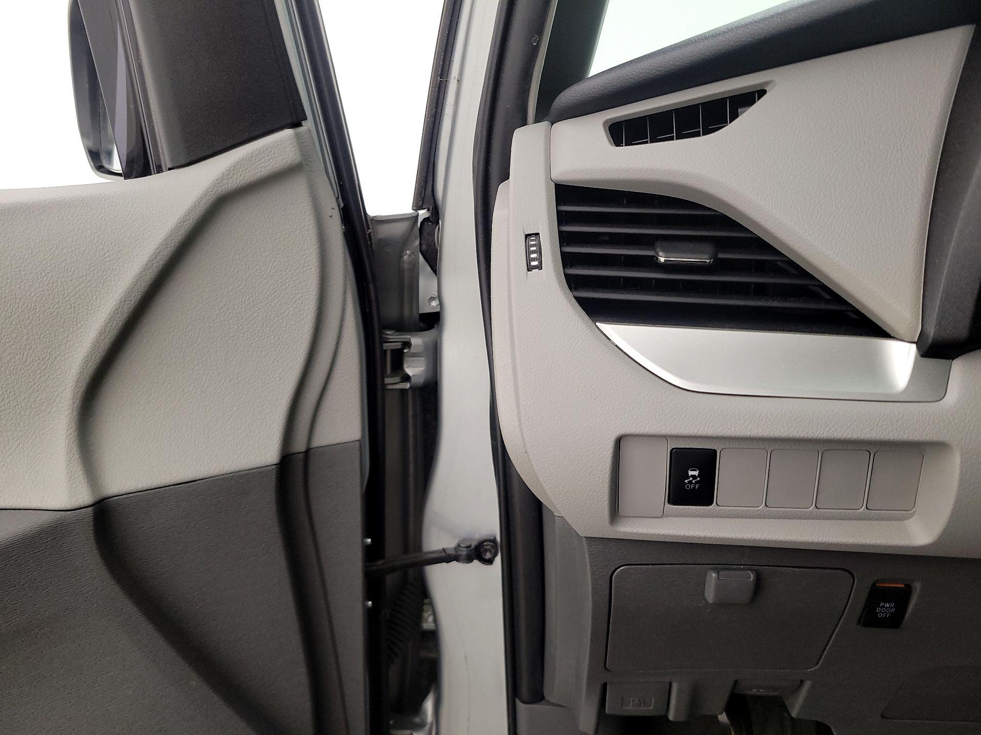 Thumbnail: 2020 Toyota Sienna - 13