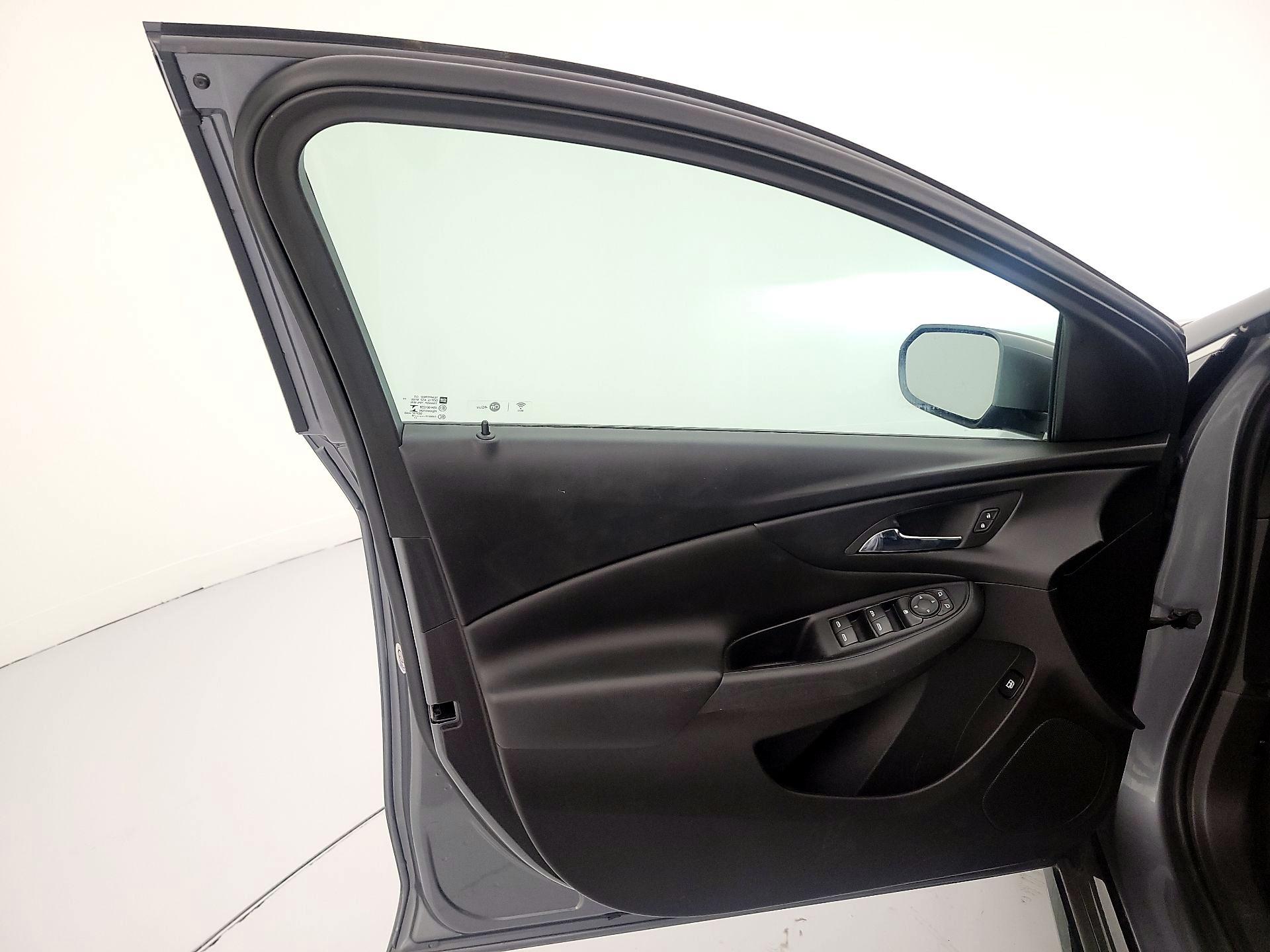 Thumbnail: 2018 Chevrolet Volt - 12