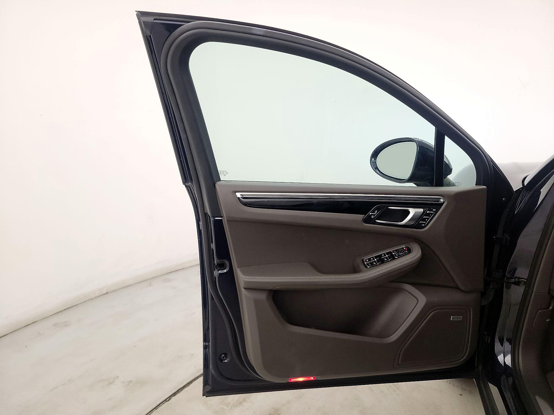 Thumbnail: 2021 Porsche Macan - 12