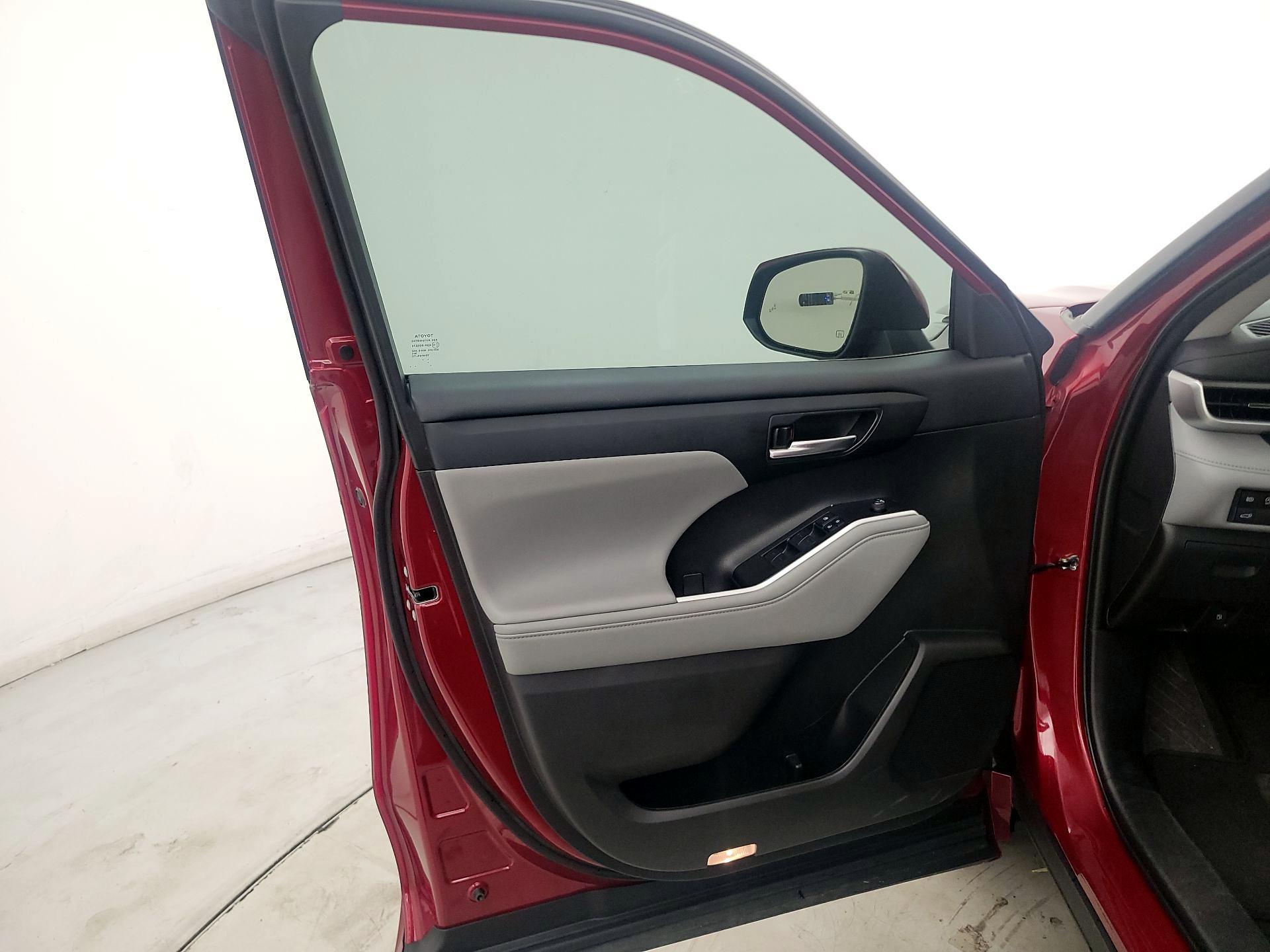 Thumbnail: 2023 Toyota Highlander - 12