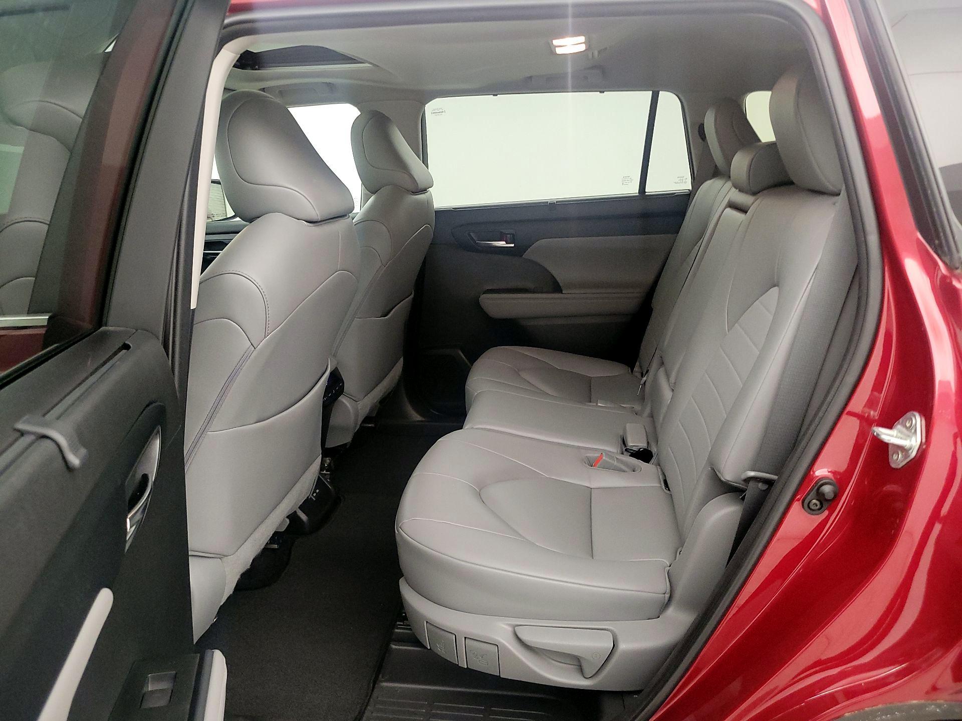 Thumbnail: 2023 Toyota Highlander - 20