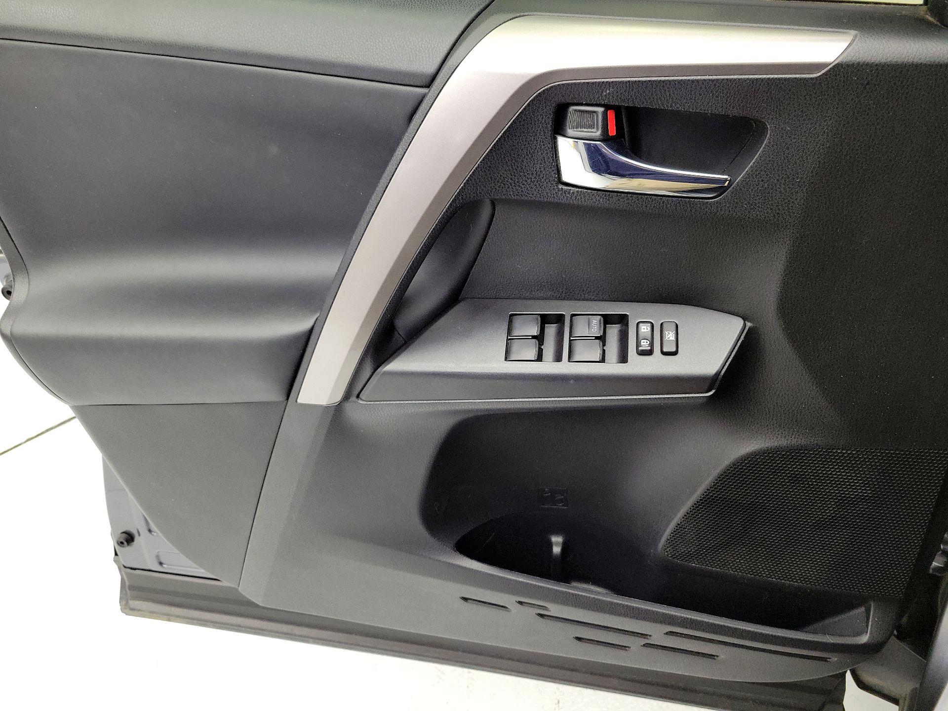 Thumbnail: 2016 Toyota RAV4 - 12