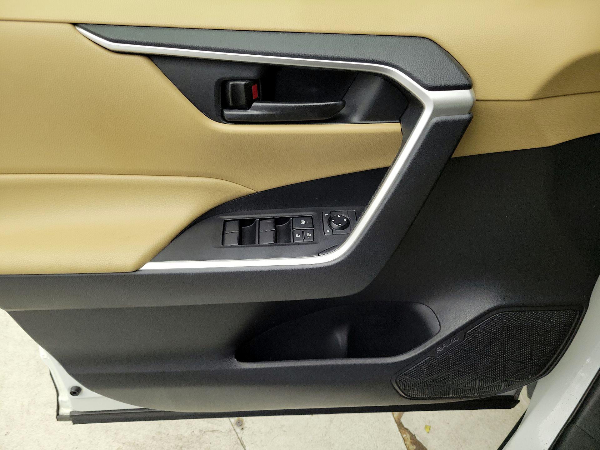 Thumbnail: 2019 Toyota RAV4 - 12