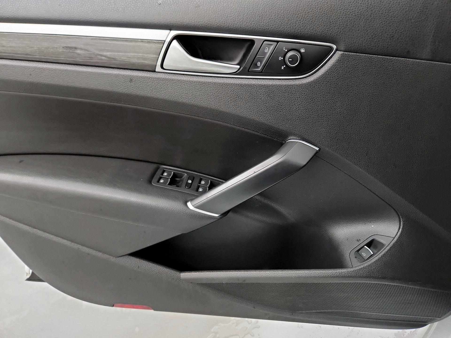 Thumbnail: 2016 Volkswagen Passat - 10