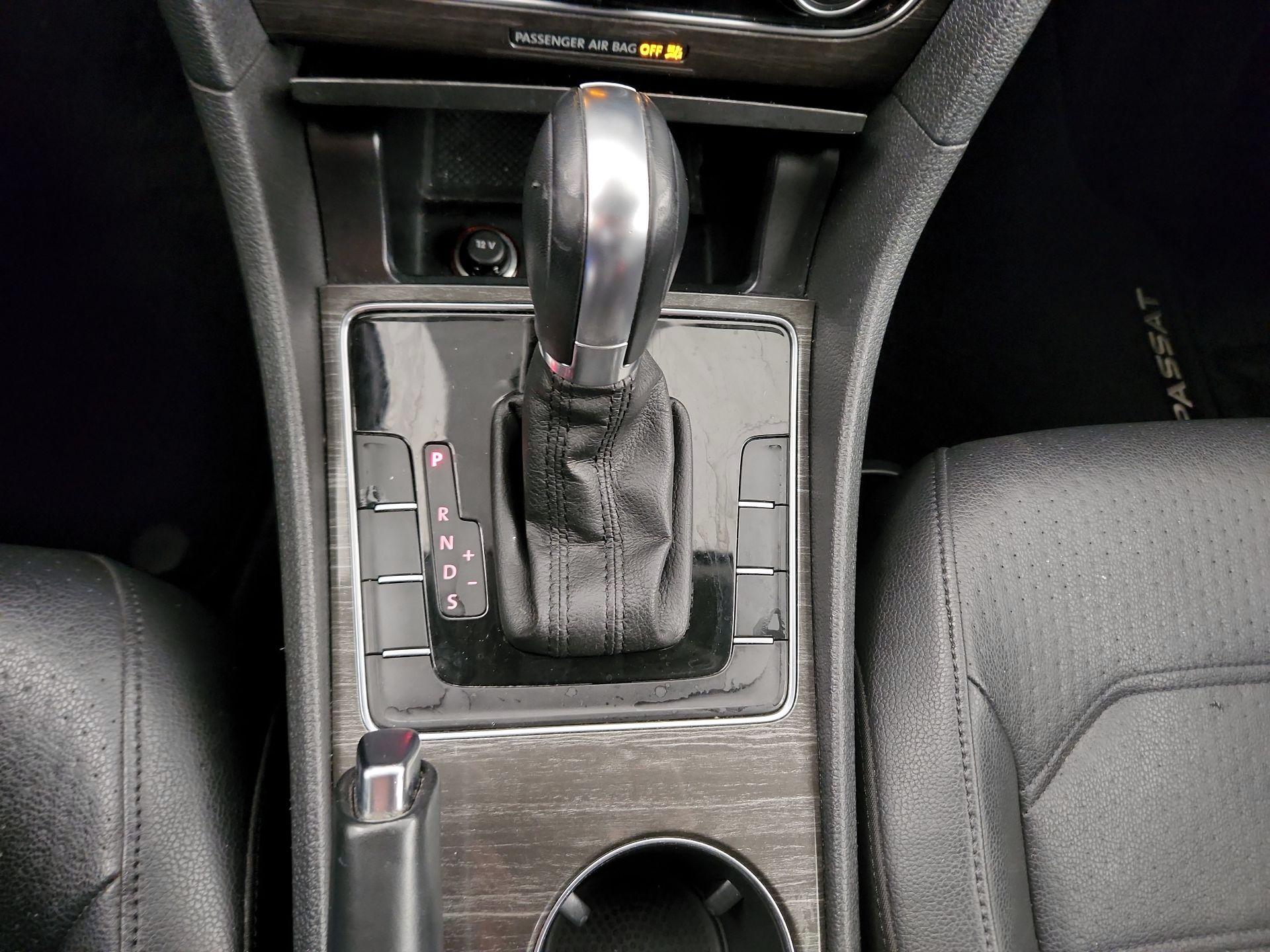 Thumbnail: 2016 Volkswagen Passat - 15