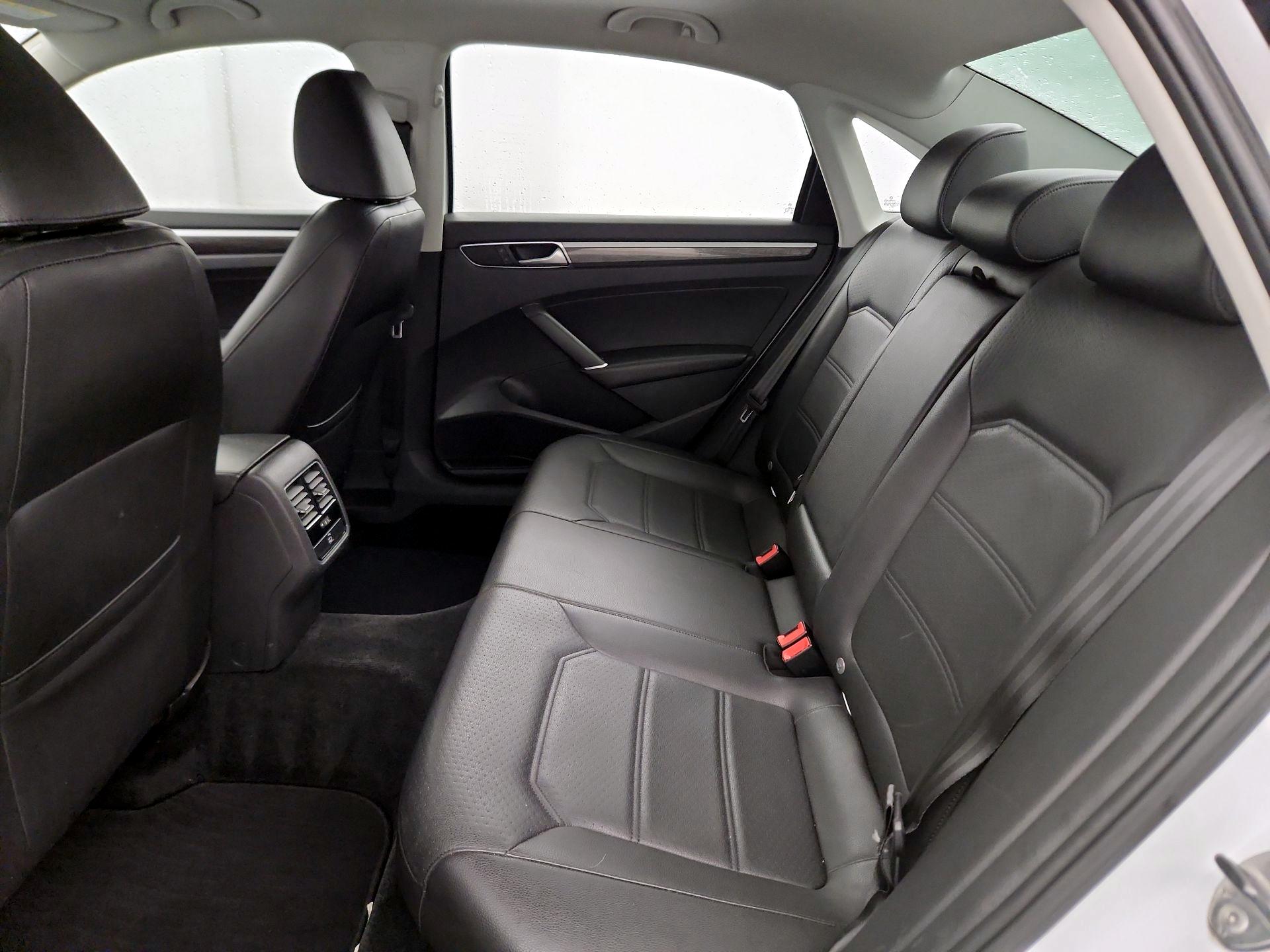 Thumbnail: 2016 Volkswagen Passat - 18