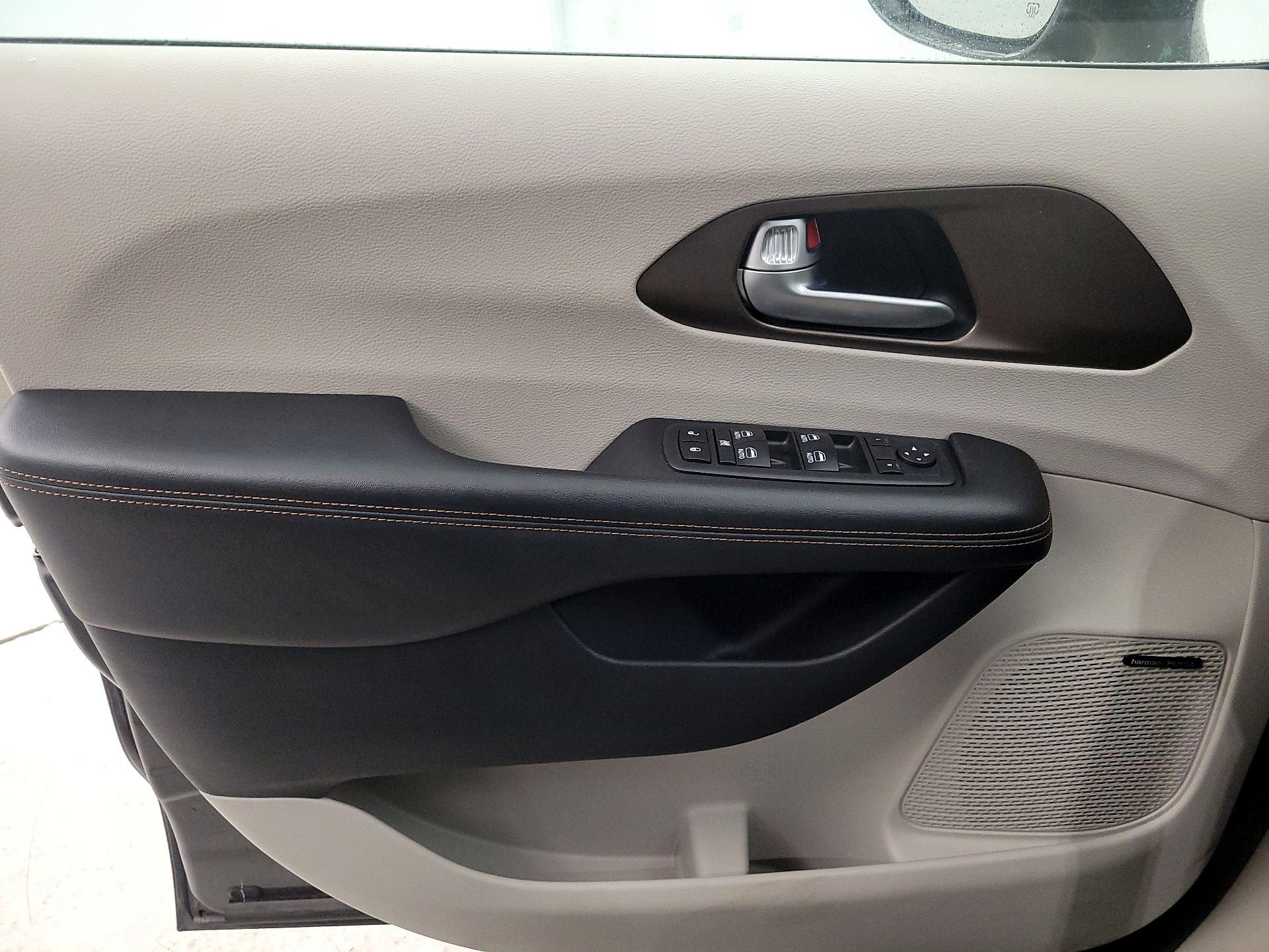 Thumbnail: 2018 Chrysler Pacifica - 12