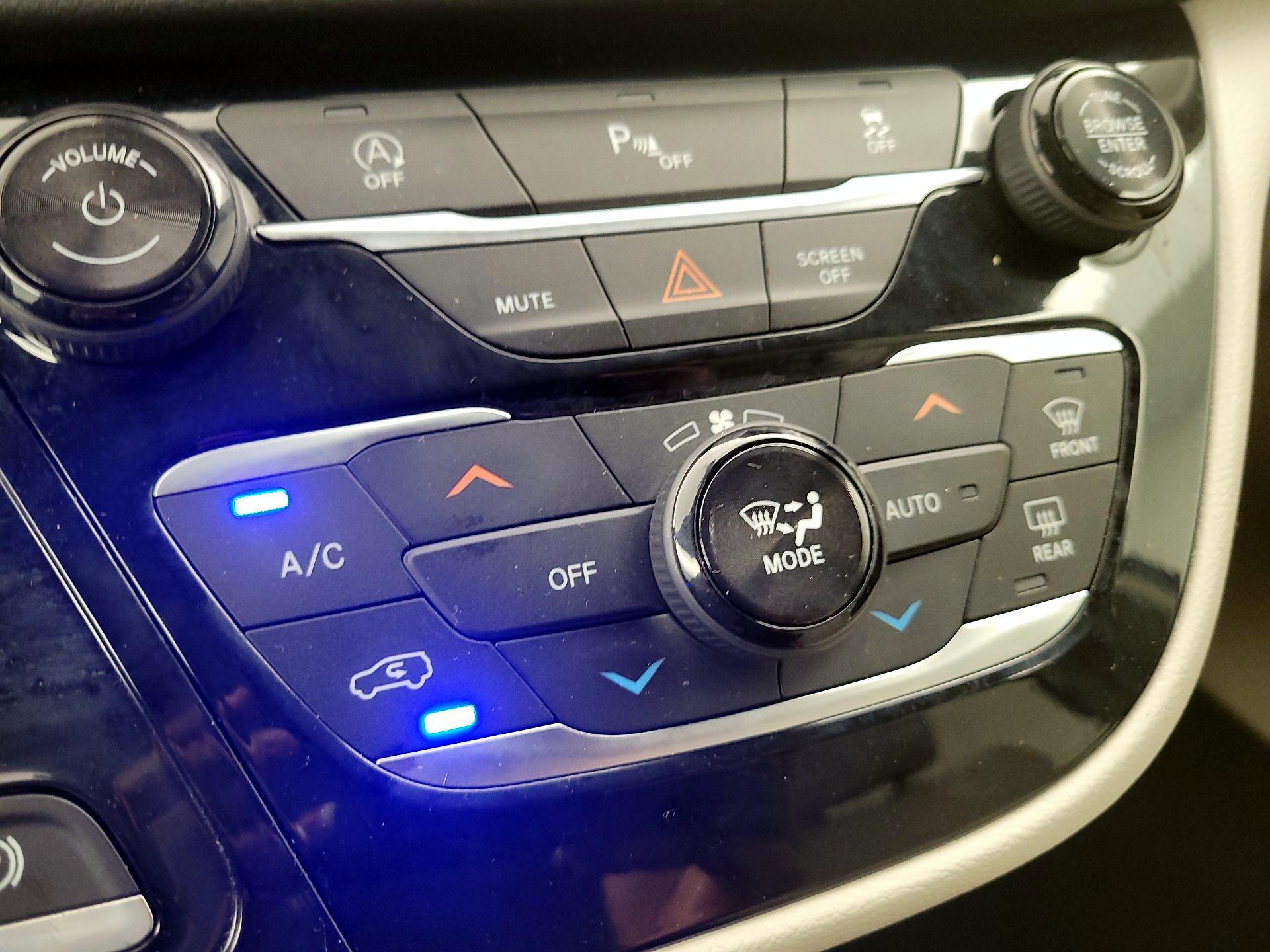 Thumbnail: 2018 Chrysler Pacifica - 17