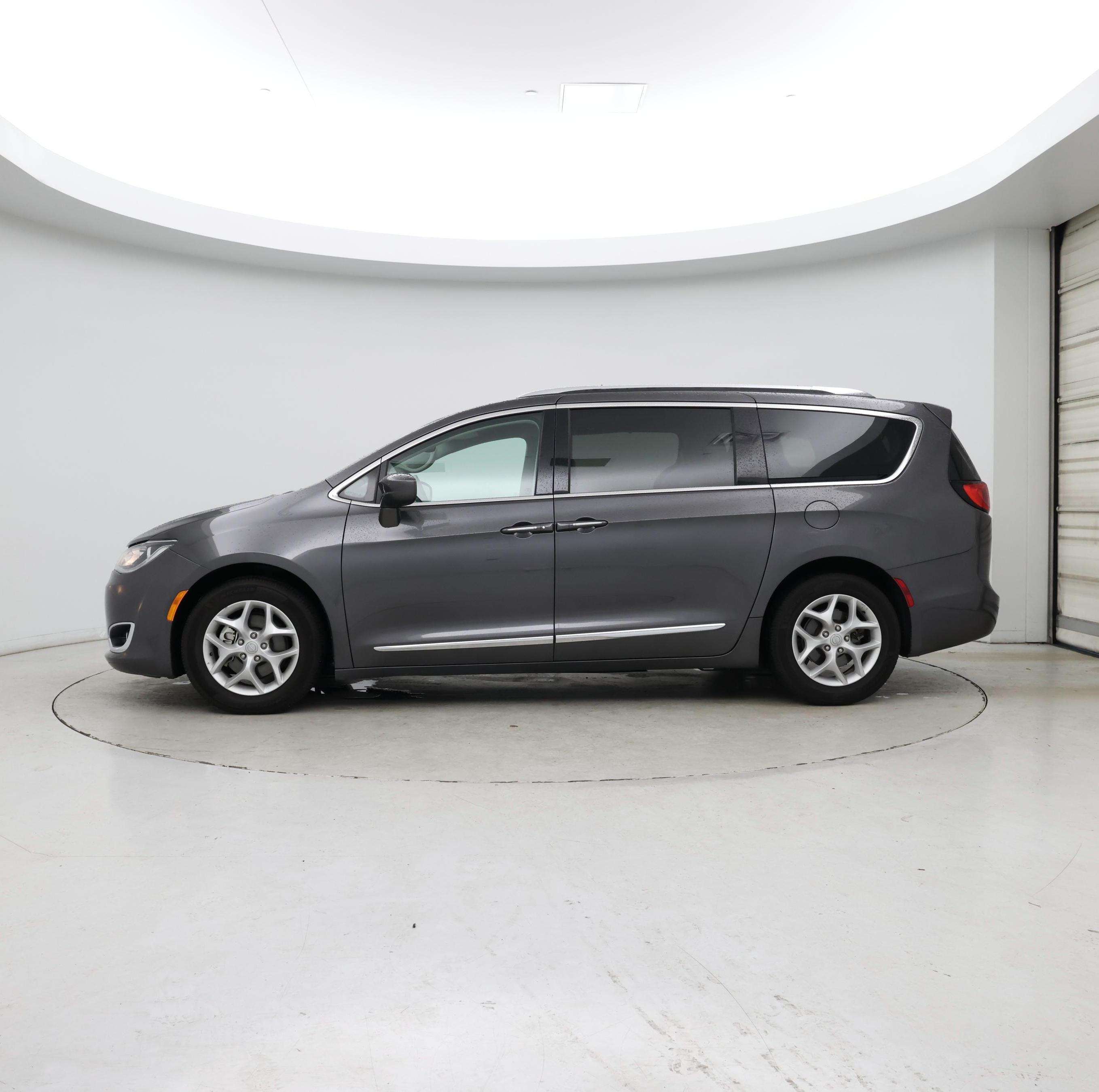 Thumbnail: 2018 Chrysler Pacifica - 3