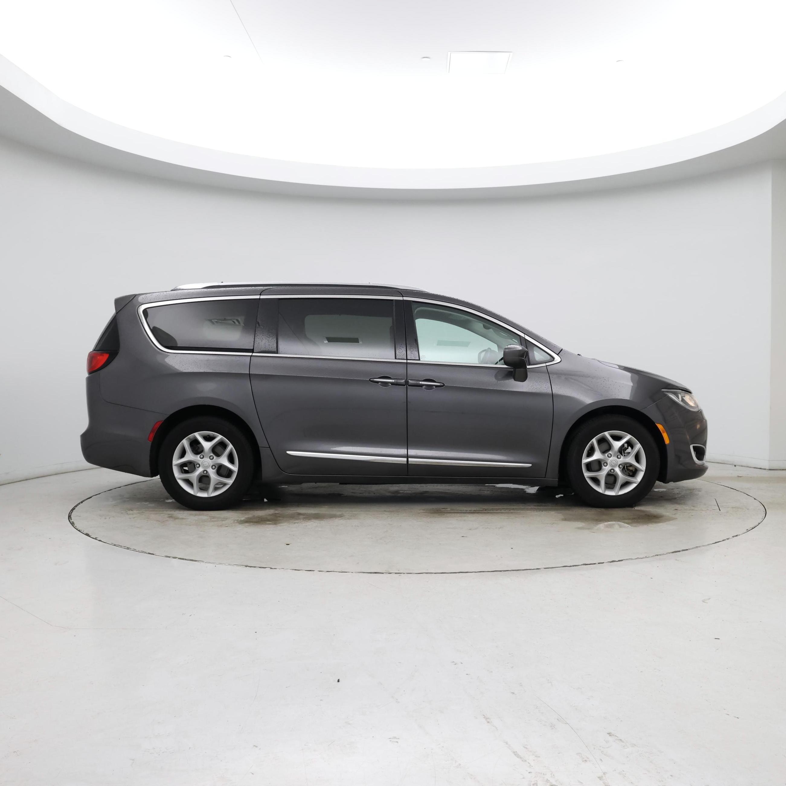 Thumbnail: 2018 Chrysler Pacifica - 7