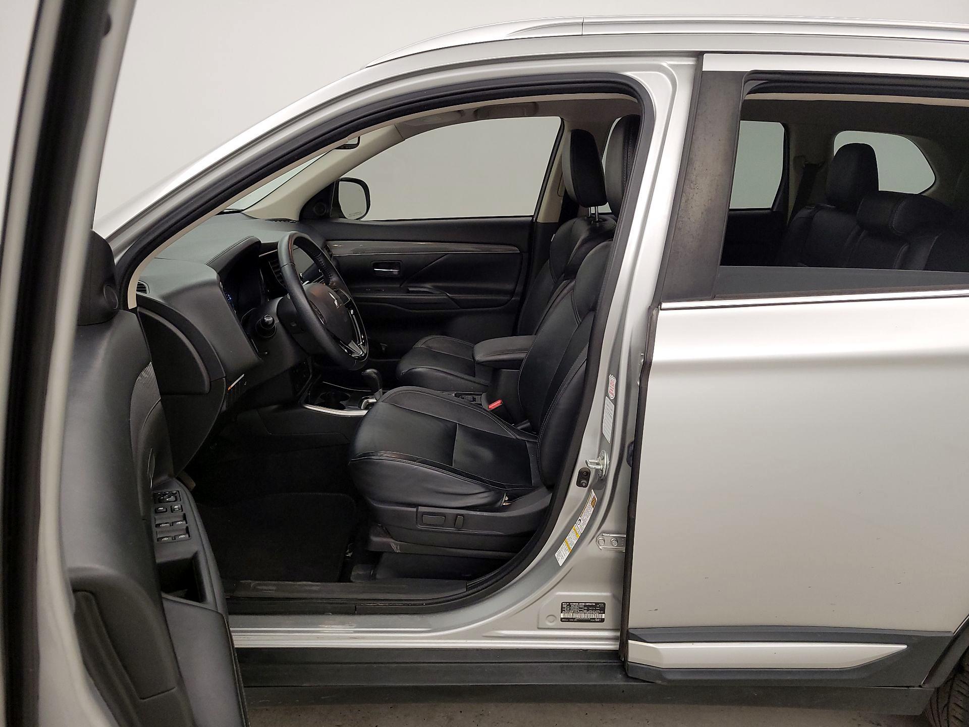 Thumbnail: 2019 Mitsubishi Outlander - 11