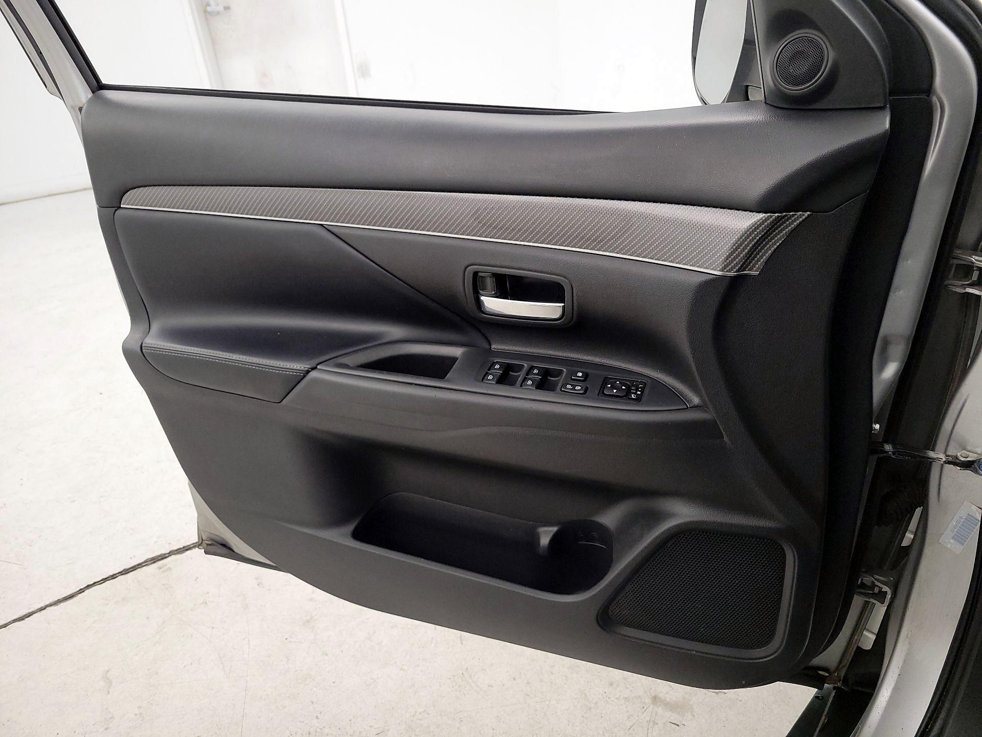 Thumbnail: 2019 Mitsubishi Outlander - 12