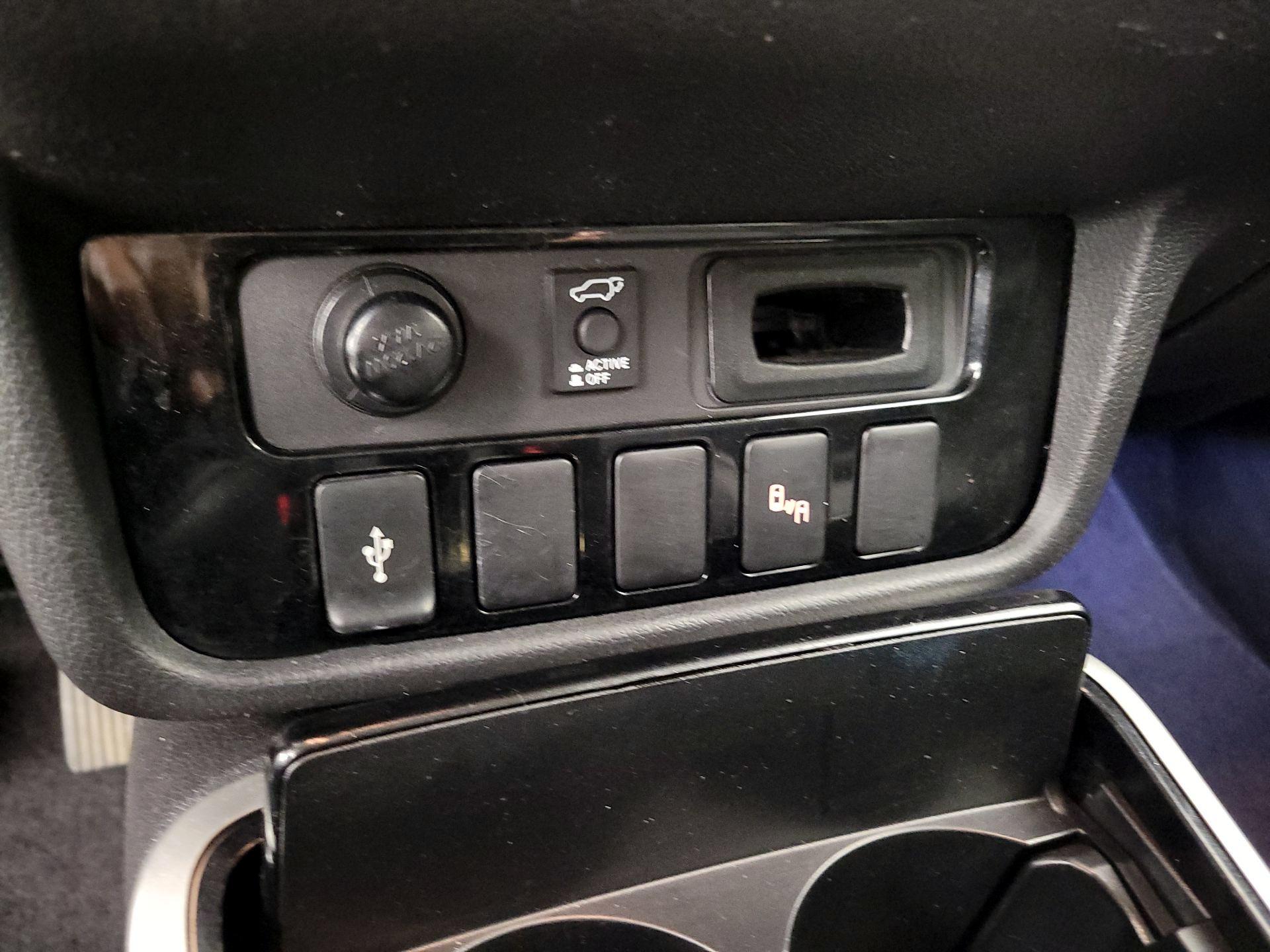 Thumbnail: 2019 Mitsubishi Outlander - 17