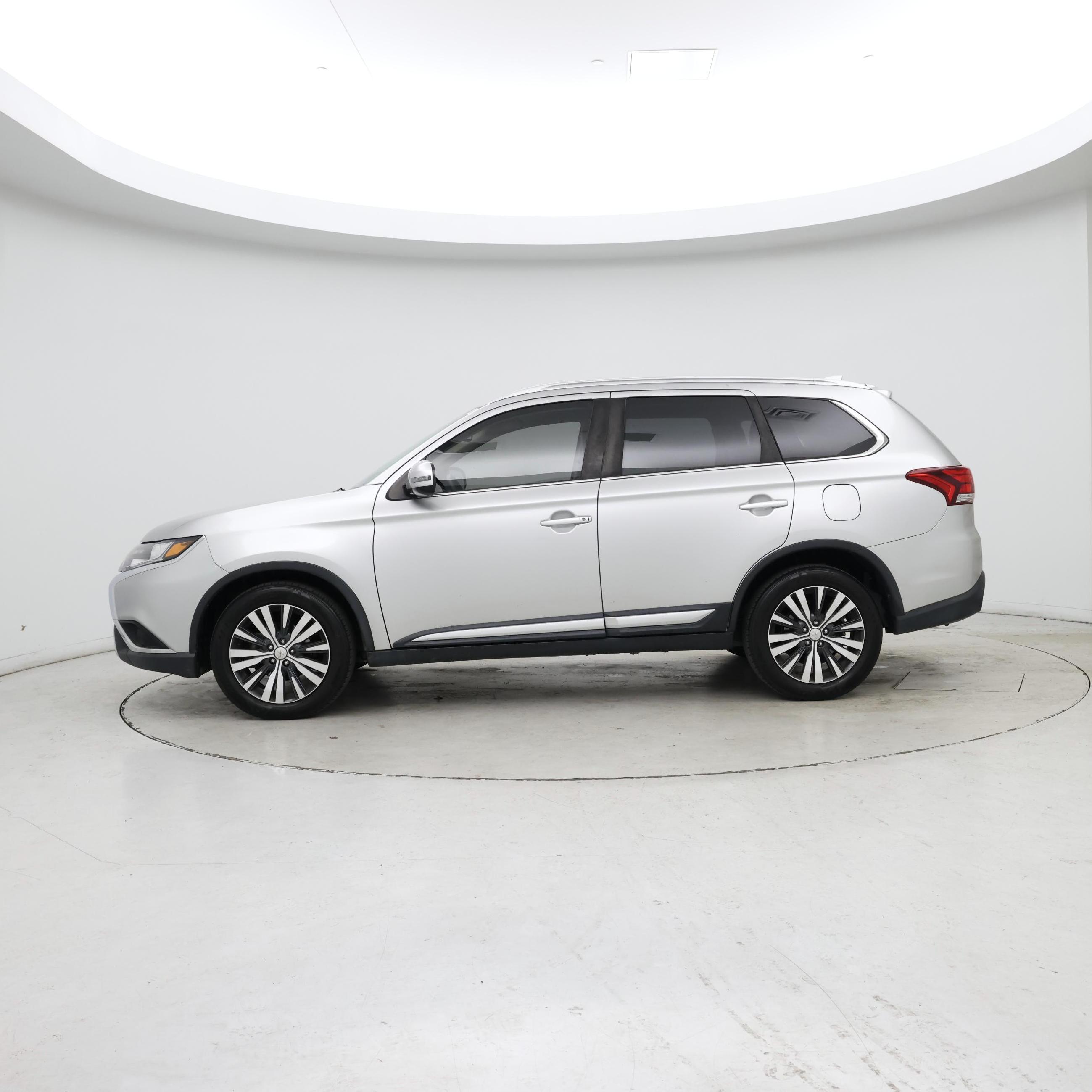 Thumbnail: 2019 Mitsubishi Outlander - 3