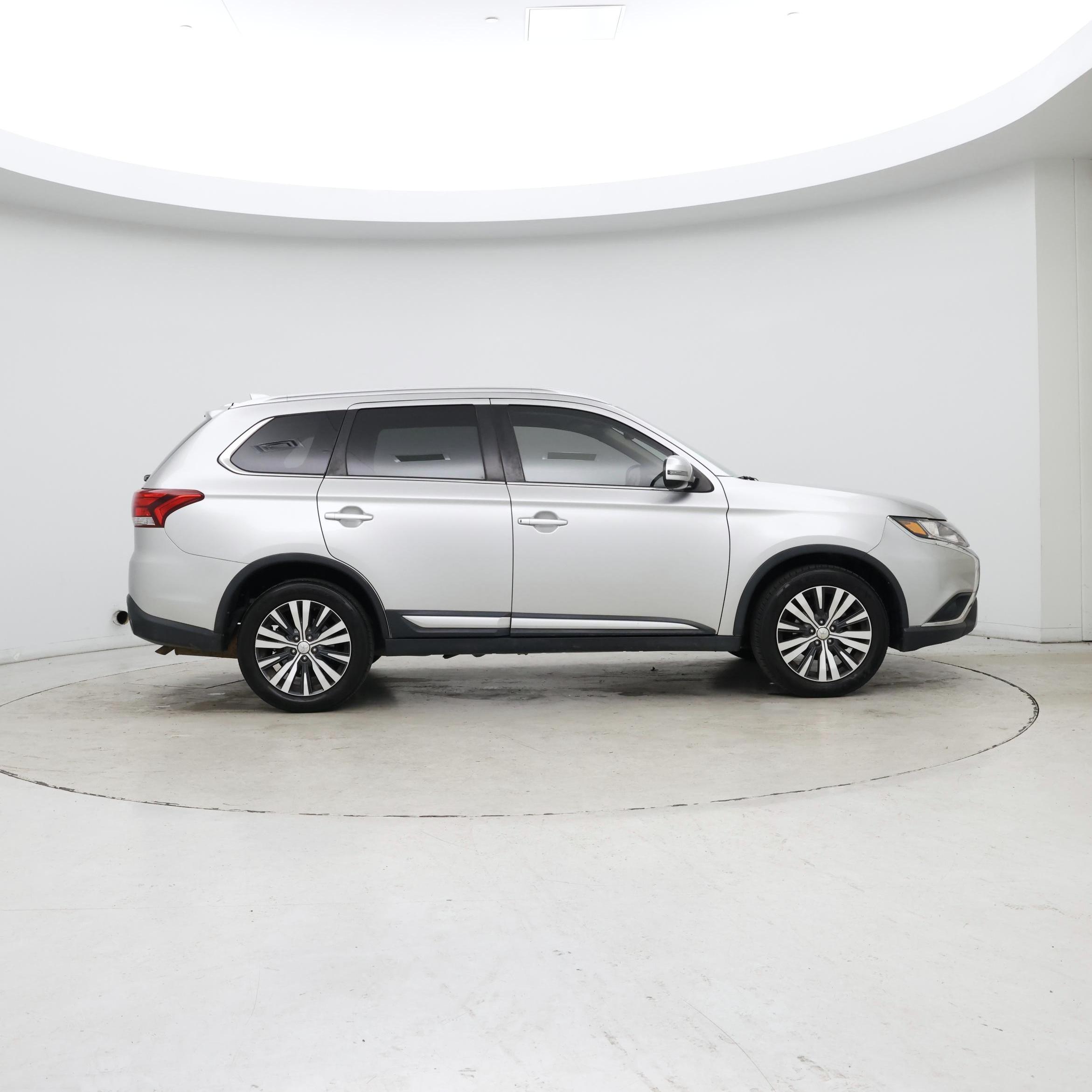 Thumbnail: 2019 Mitsubishi Outlander - 7