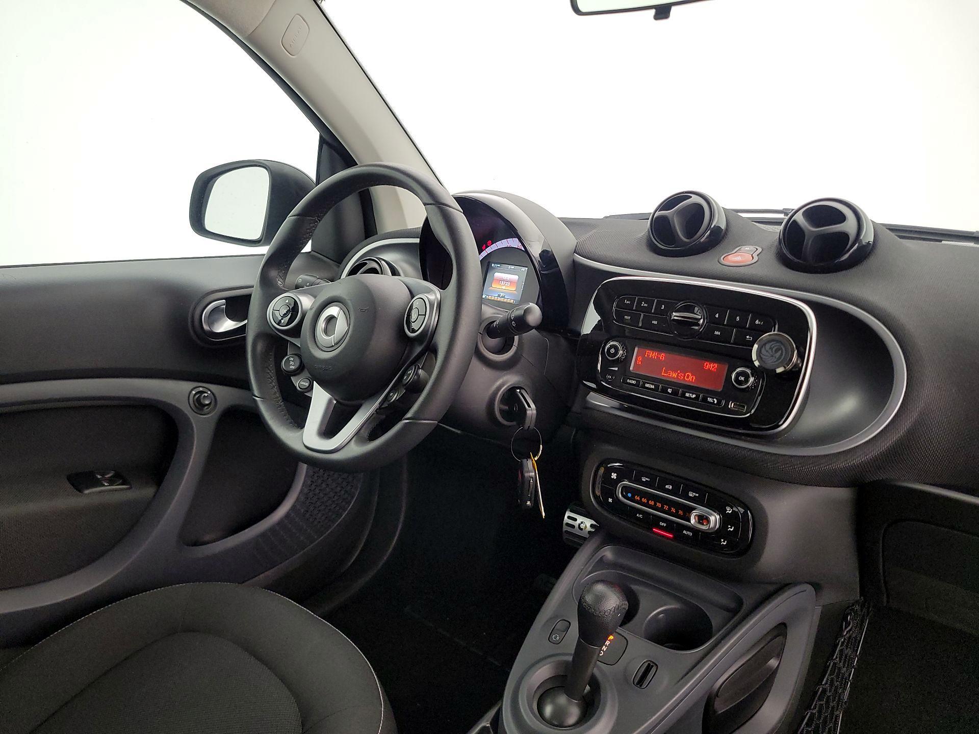 Thumbnail: 2017 smart fortwo - 10