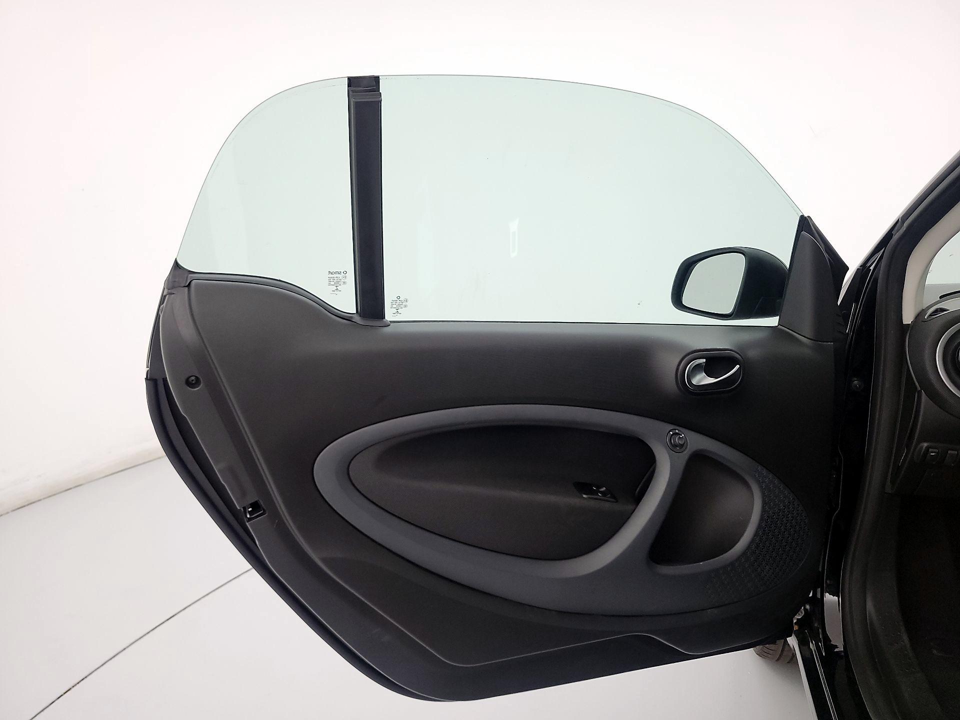 Thumbnail: 2017 smart fortwo - 12