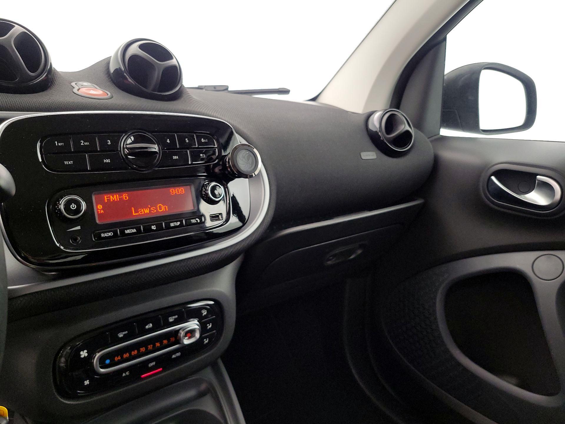 Thumbnail: 2017 smart fortwo - 14