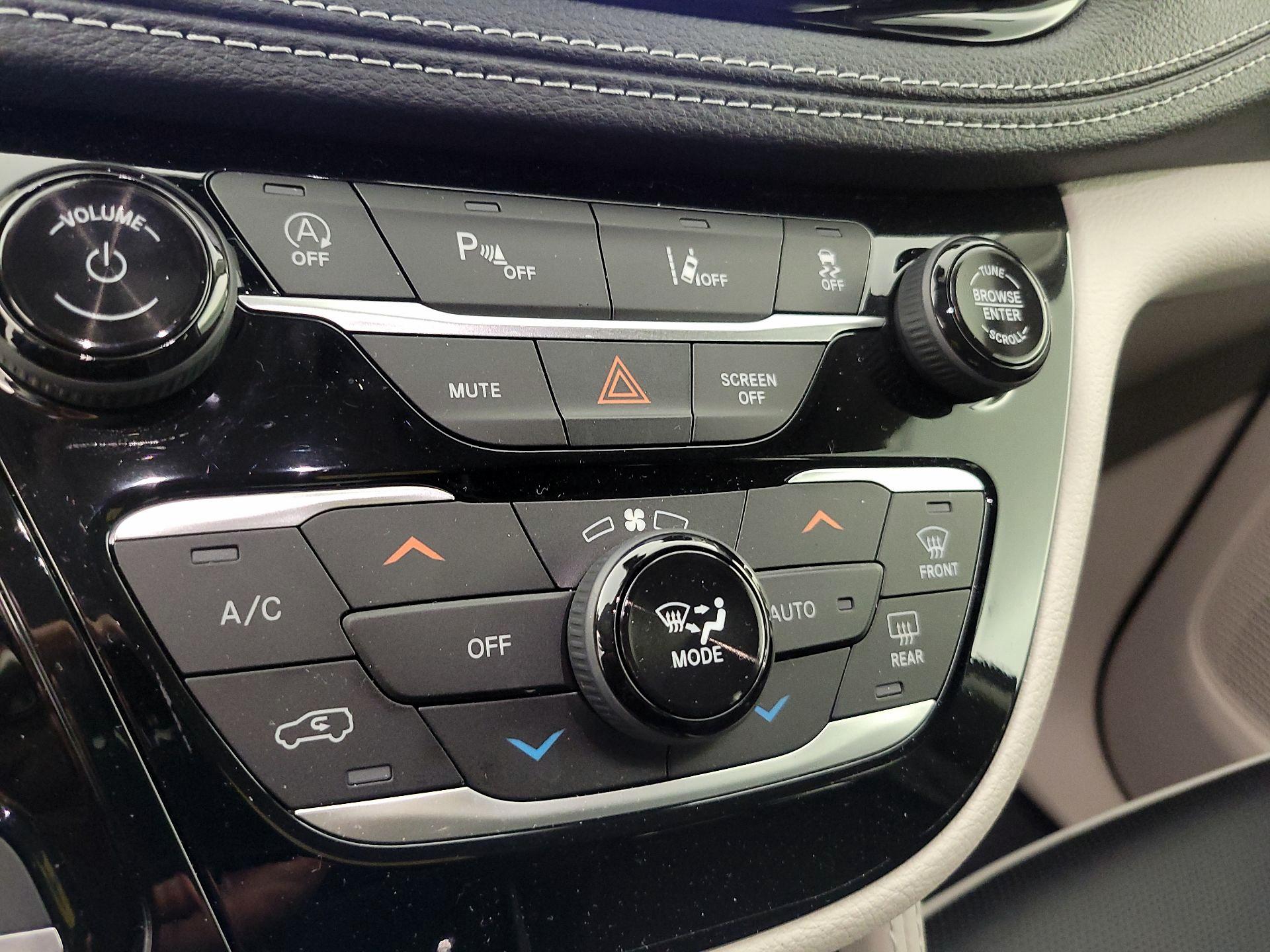 Thumbnail: 2023 Chrysler Pacifica - 17